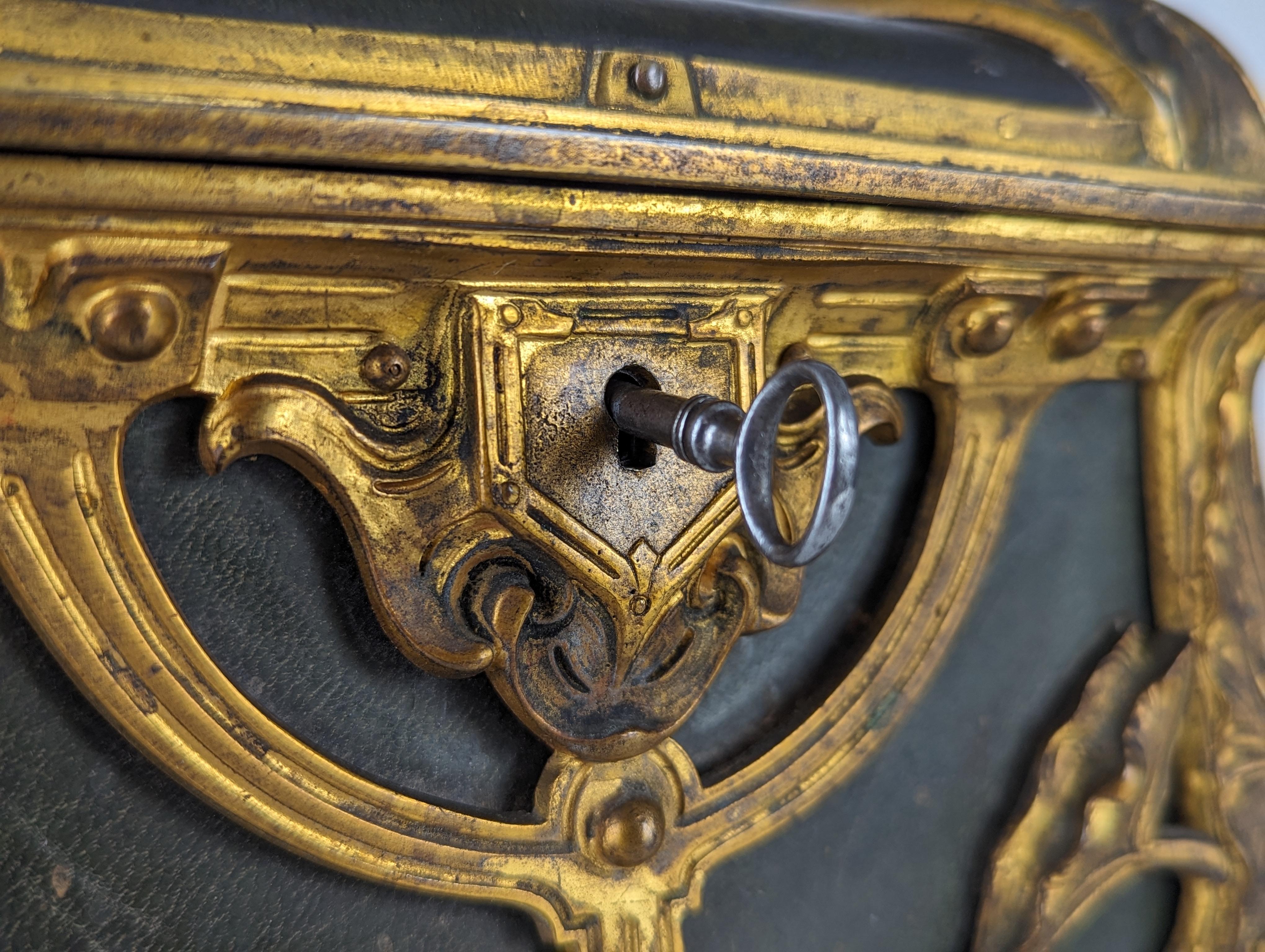 Exceptionnelle boîte à bijoux créée en France à partir de la fin du XIXe siècle, c'est une véritable œuvre d'art de l'époque Art nouveau. Son design bombé, avec des pieds en forme de fleur, présente une étonnante finition en bronze doré qui brille