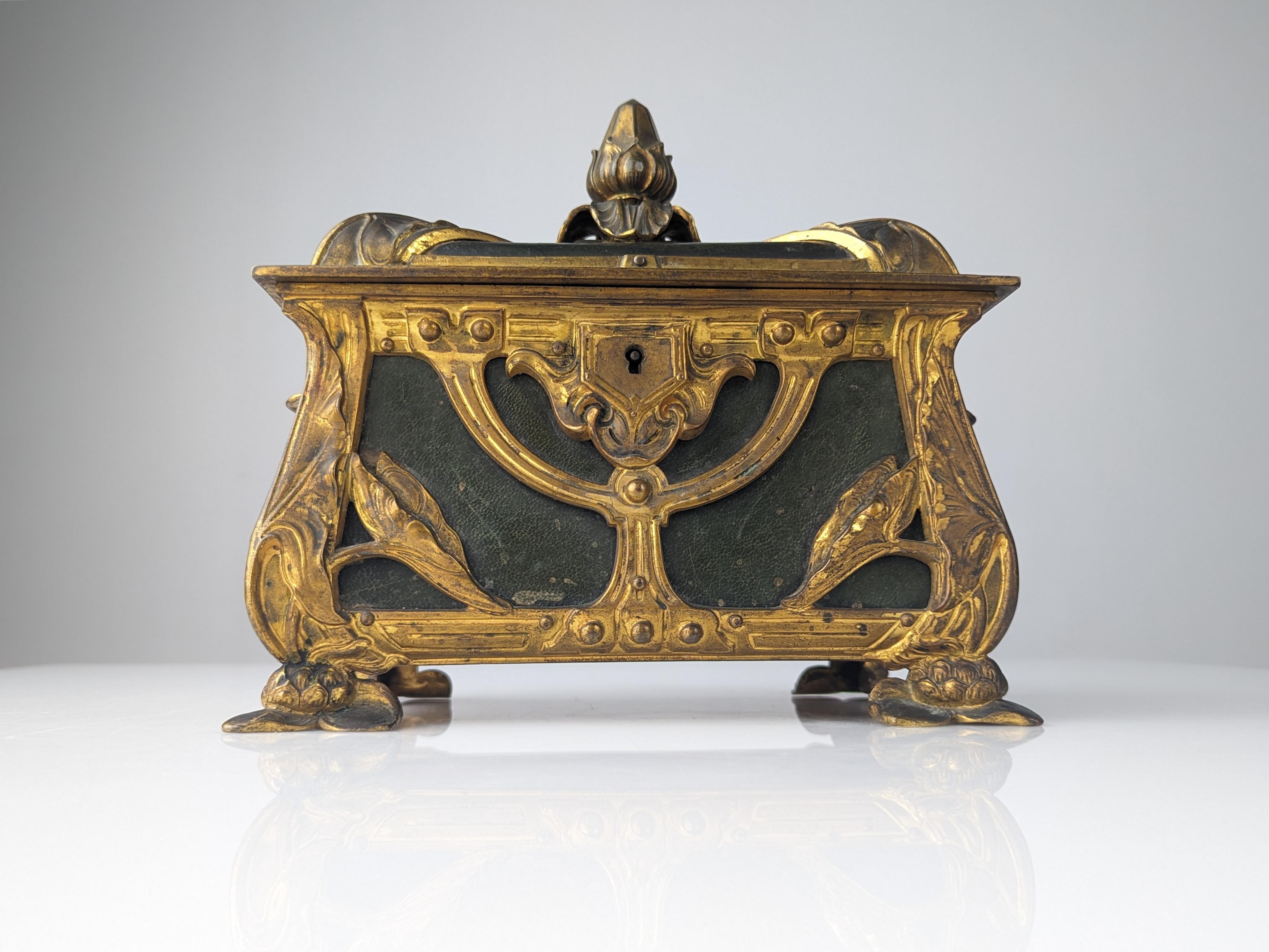 19th Century French Art Nouveau bombé jewelry box For Sale