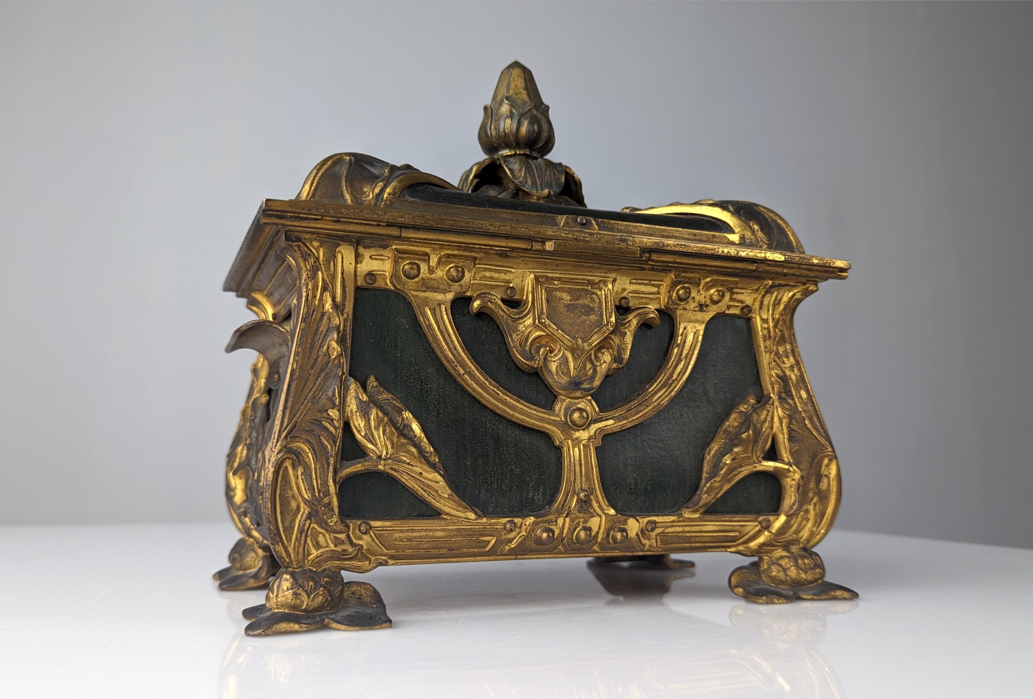 Bronze French Art Nouveau bombé jewelry box For Sale
