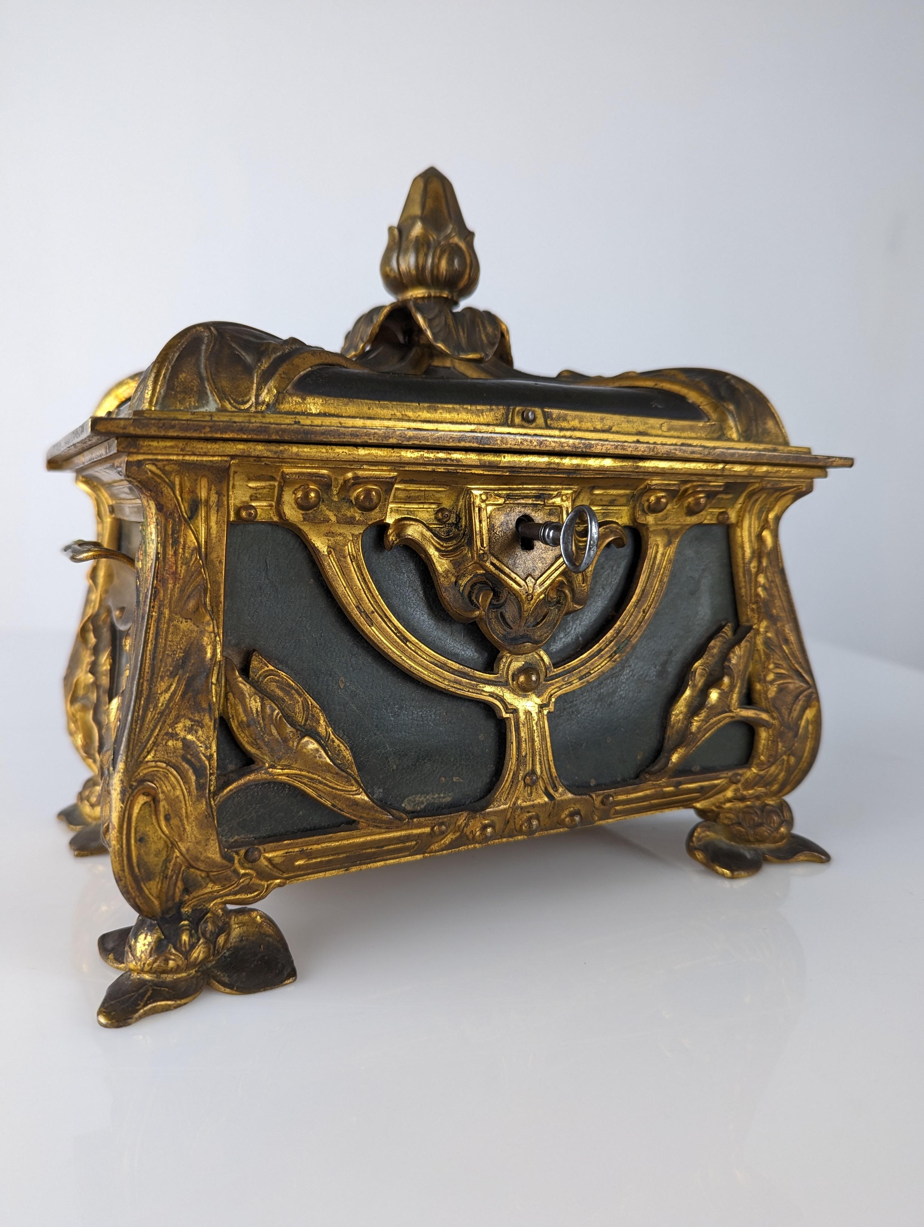 French Art Nouveau bombé jewelry box For Sale 1