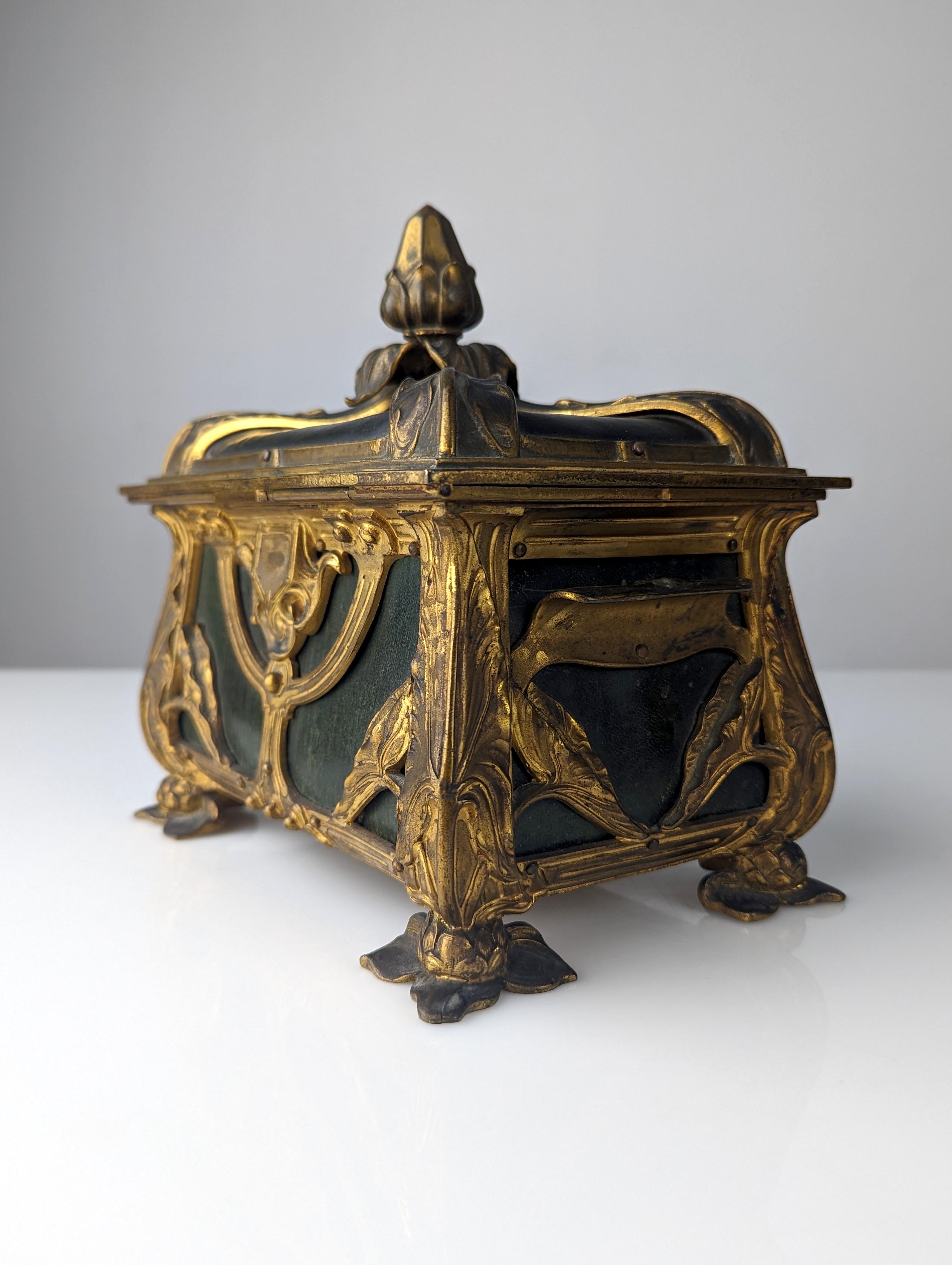 French Art Nouveau bombé jewelry box For Sale 4