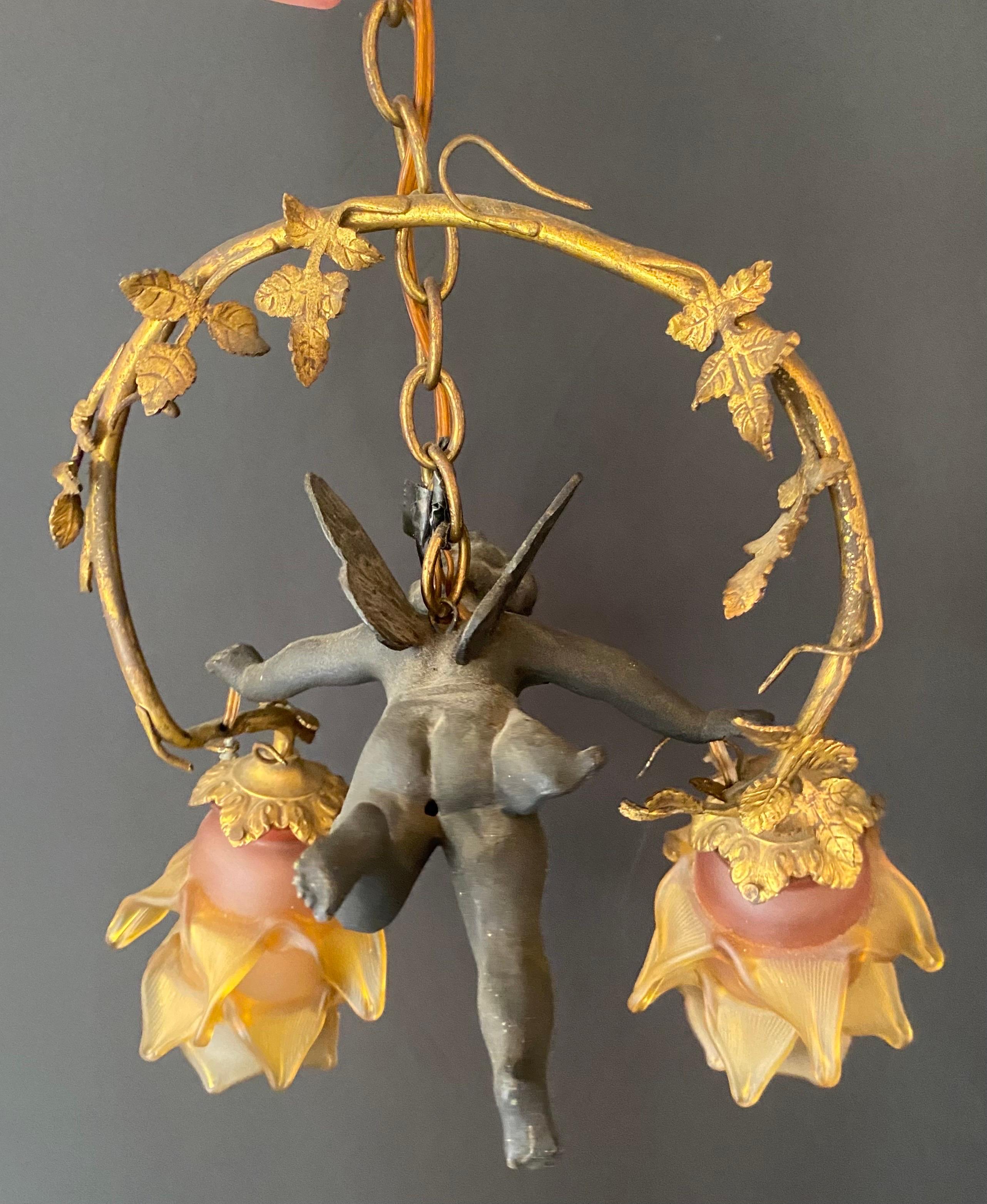 French Art Nouveau Bonze Flying Putto Cherub & Lalique Frosted Glas Tulip Shades For Sale 3