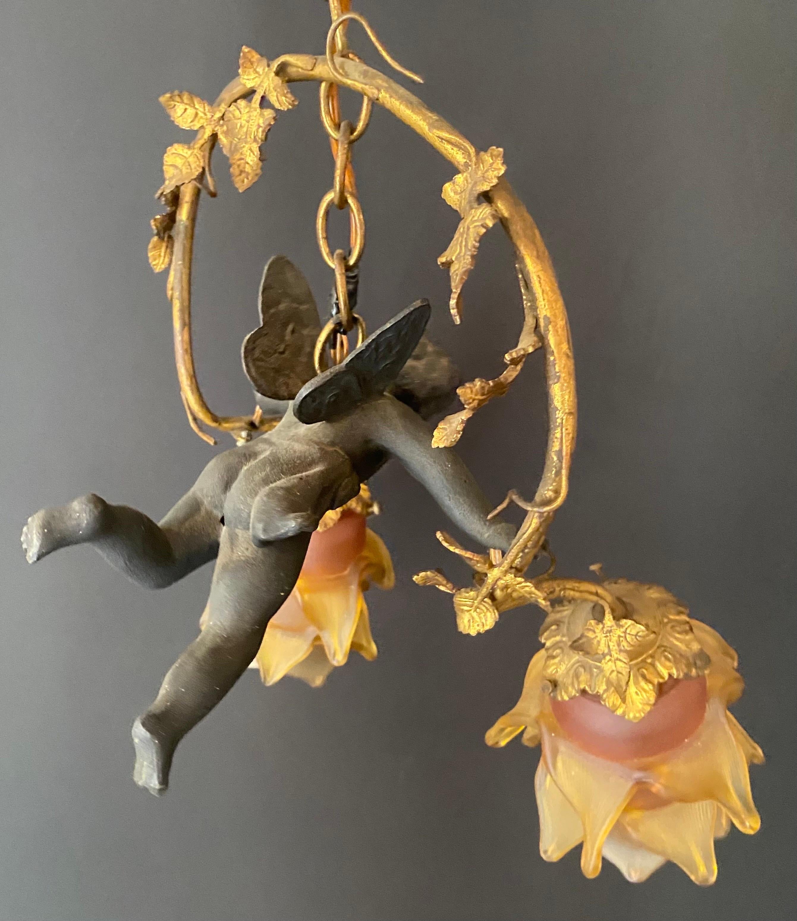French Art Nouveau Bonze Flying Putto Cherub & Lalique Frosted Glas Tulip Shades For Sale 2