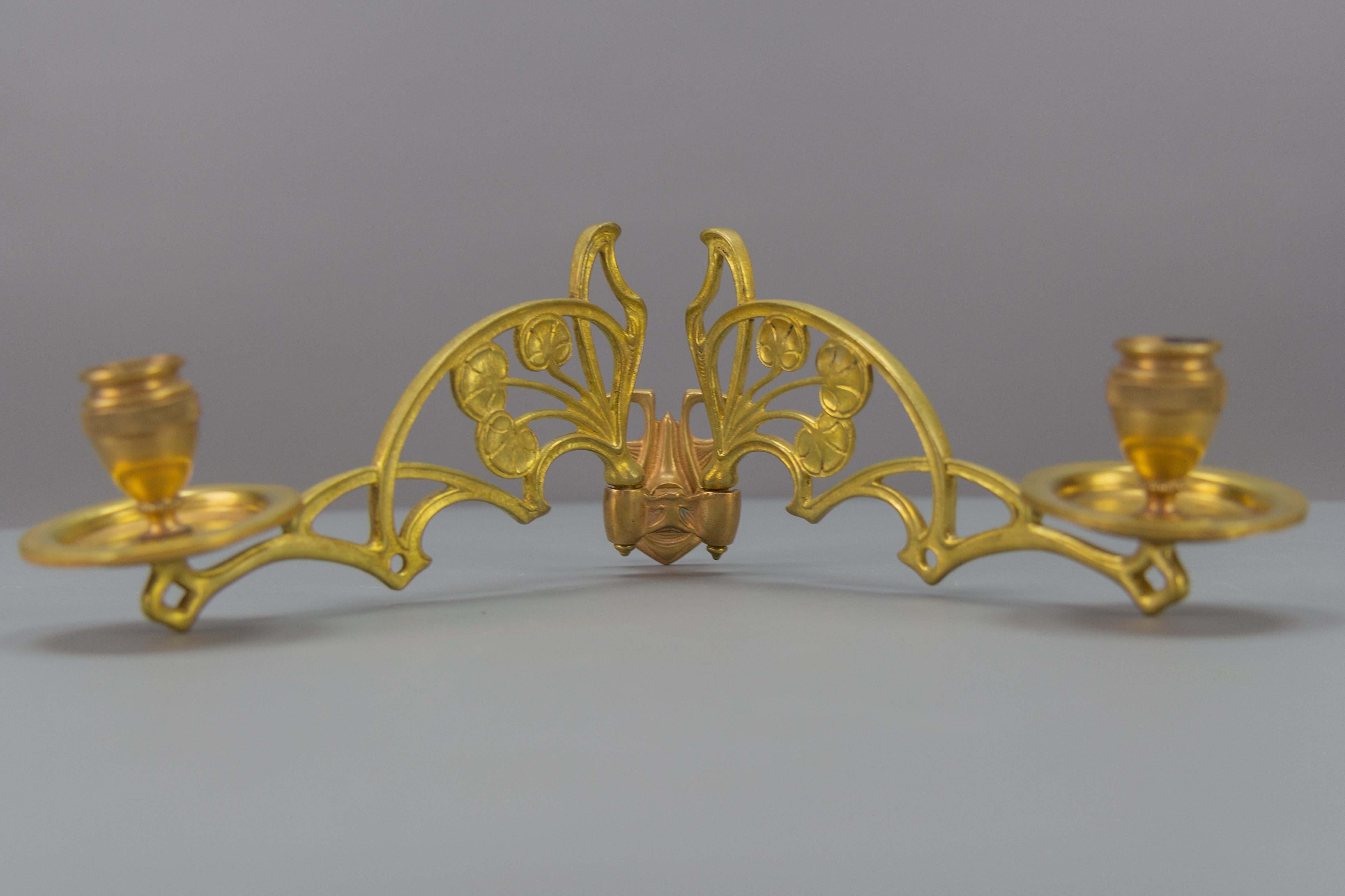 A beautiful Art Nouveau ornate piano or wall sconce, candle holder with adorable leaf decors, and two arms. Made of brass and bronze, numbered on the backside. France, 1920s.
Dimensions: Height 13 cm / 5.11 in; width 42 cm / 16.53 in; depth 22 cm /