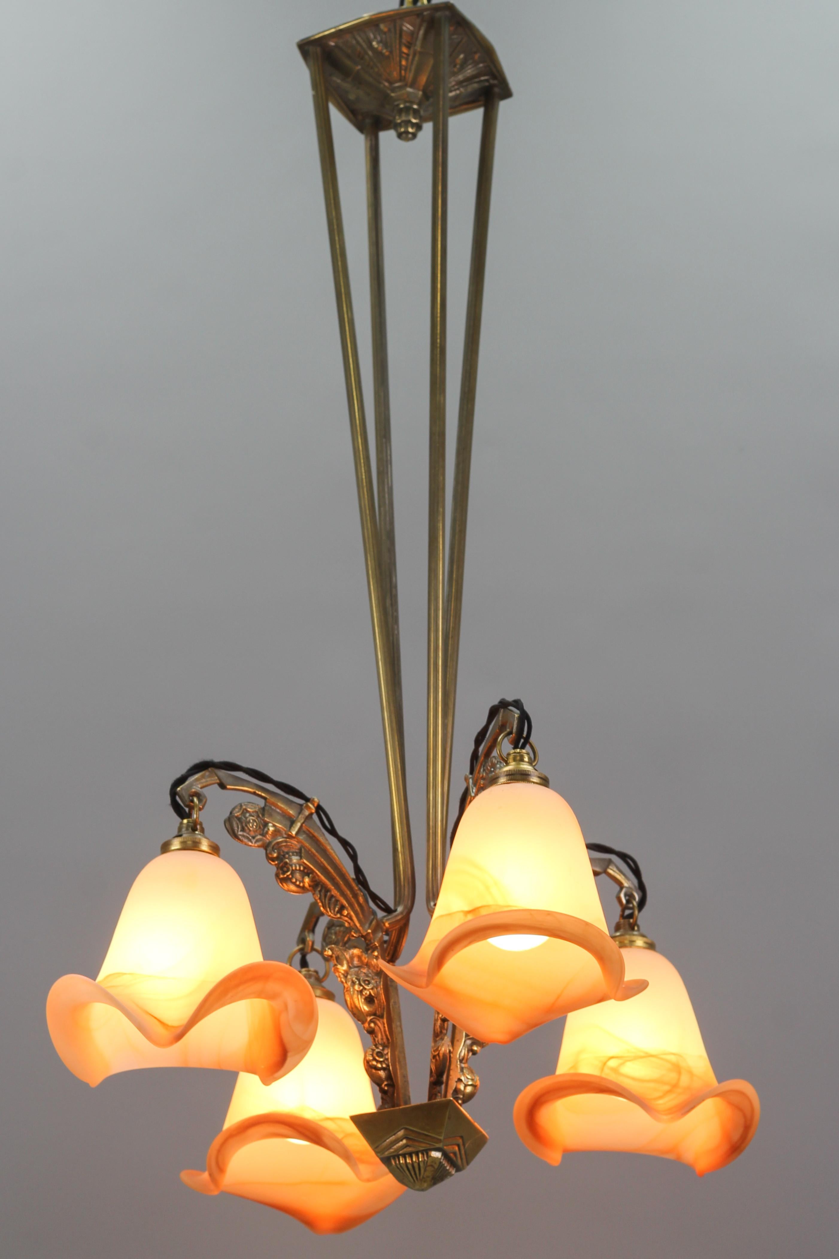 Französischer Jugendstil-Kronleuchter aus Messing und Glas mit vier Leuchten (Mitte des 20. Jahrhunderts)