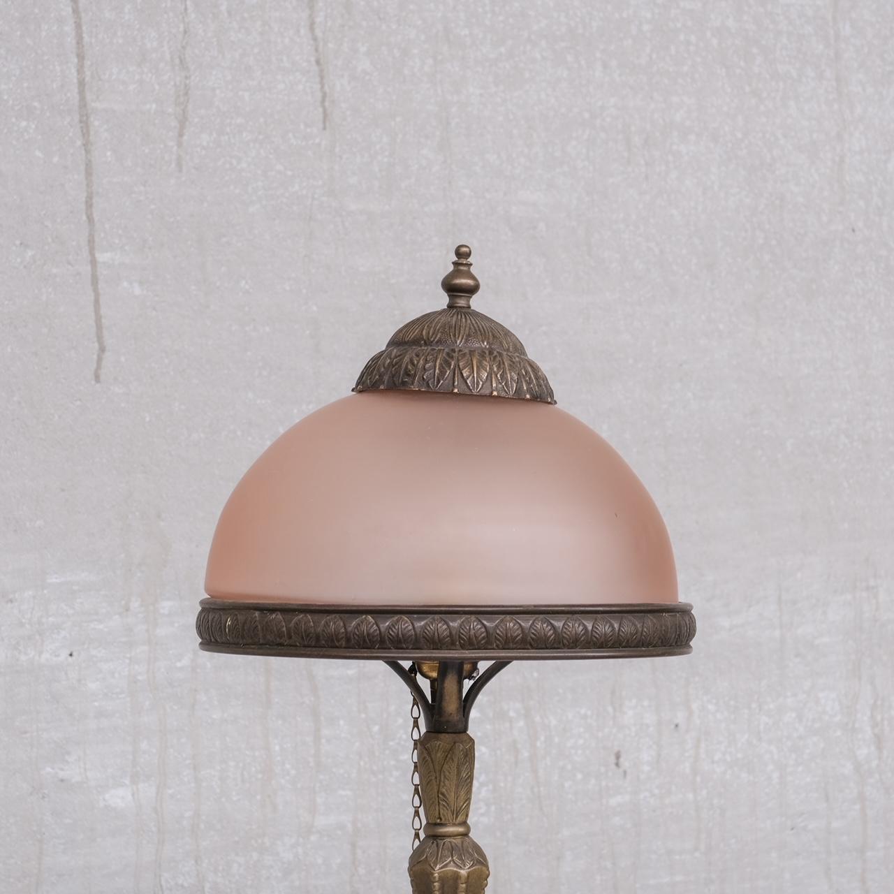 Français Lampe de table en laiton et verre Art Nouveau en vente