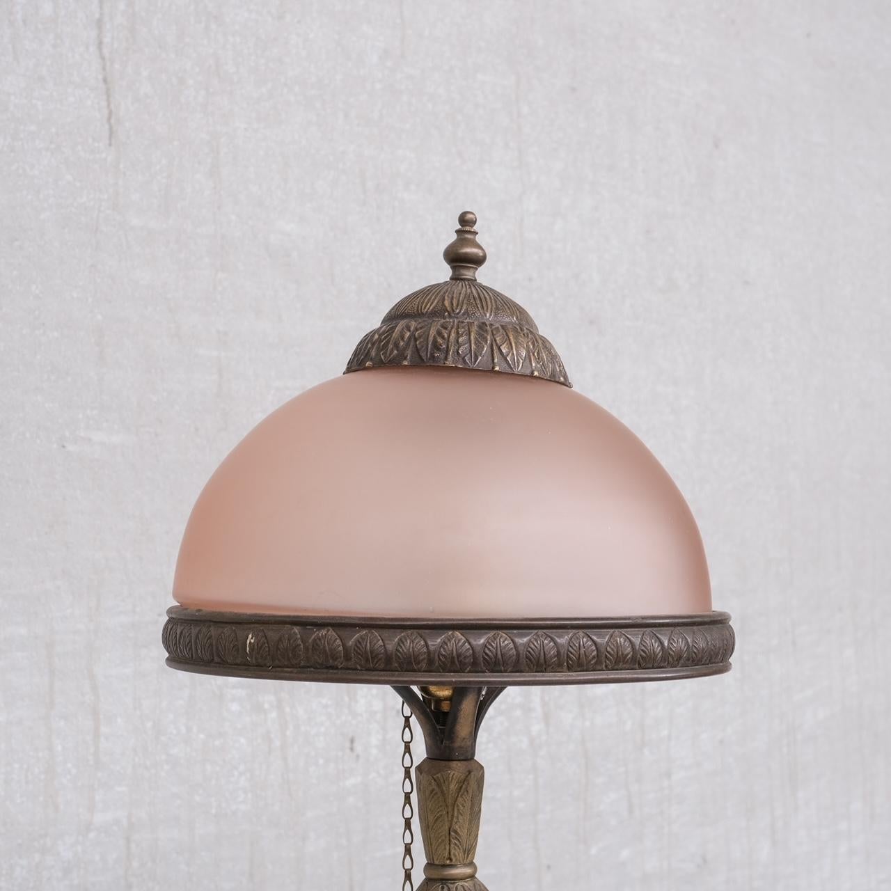 Laiton Lampe de table en laiton et verre Art Nouveau en vente