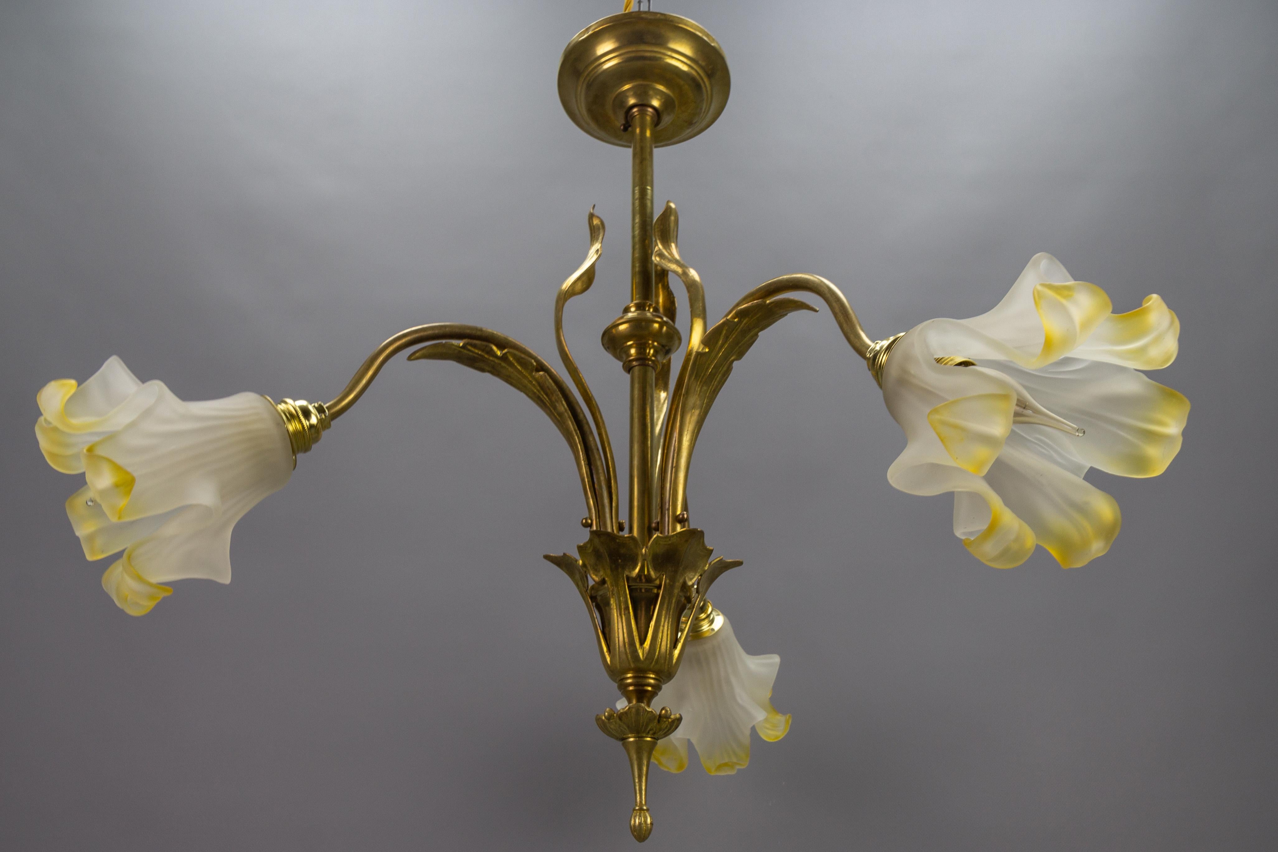 French Art Nouveau Brass and Glass Three-Light Iris-Shaped Chandelier, ca. 1910 For Sale 7