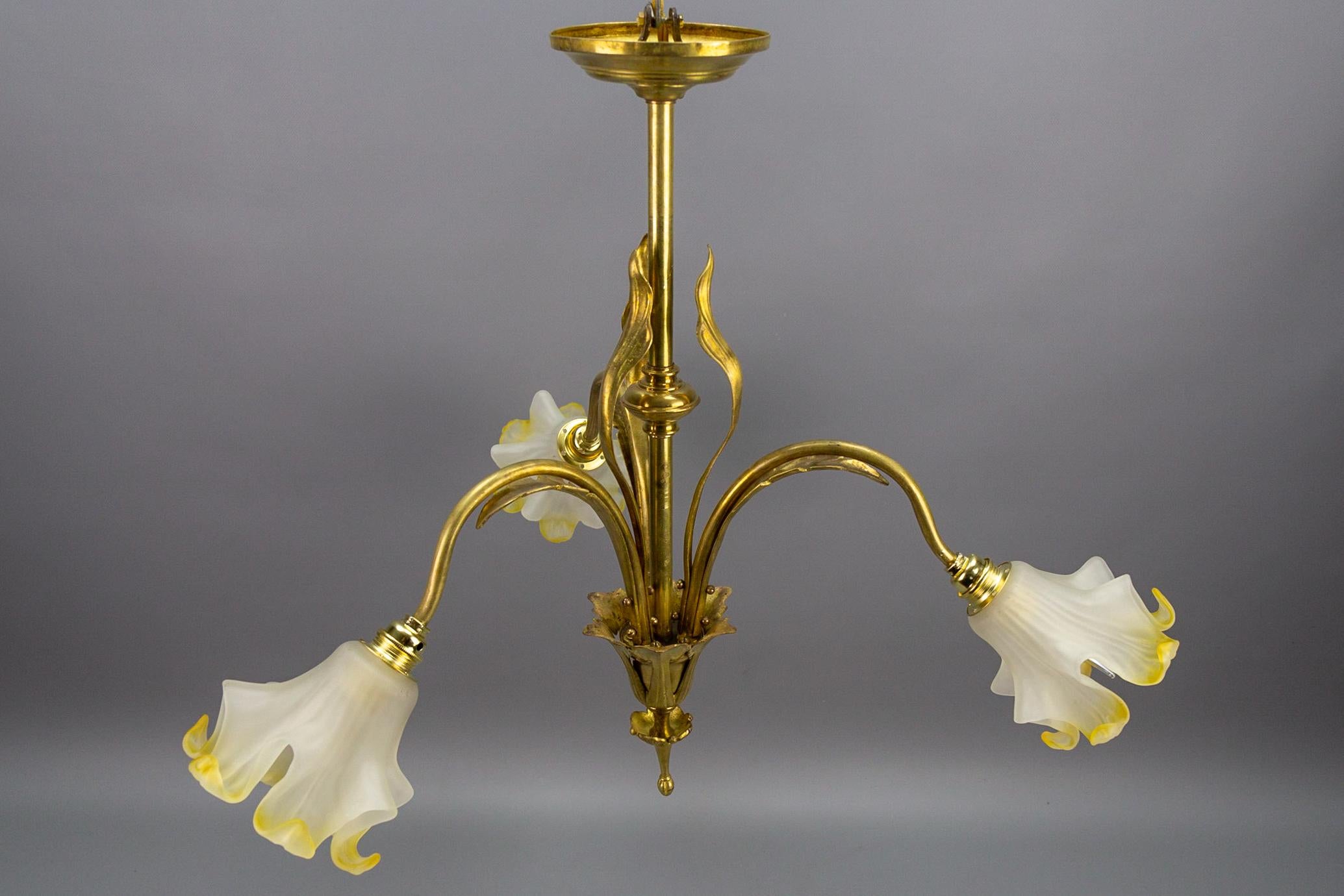 French Art Nouveau Brass and Glass Three-Light Iris-Shaped Chandelier, ca. 1910 For Sale 9