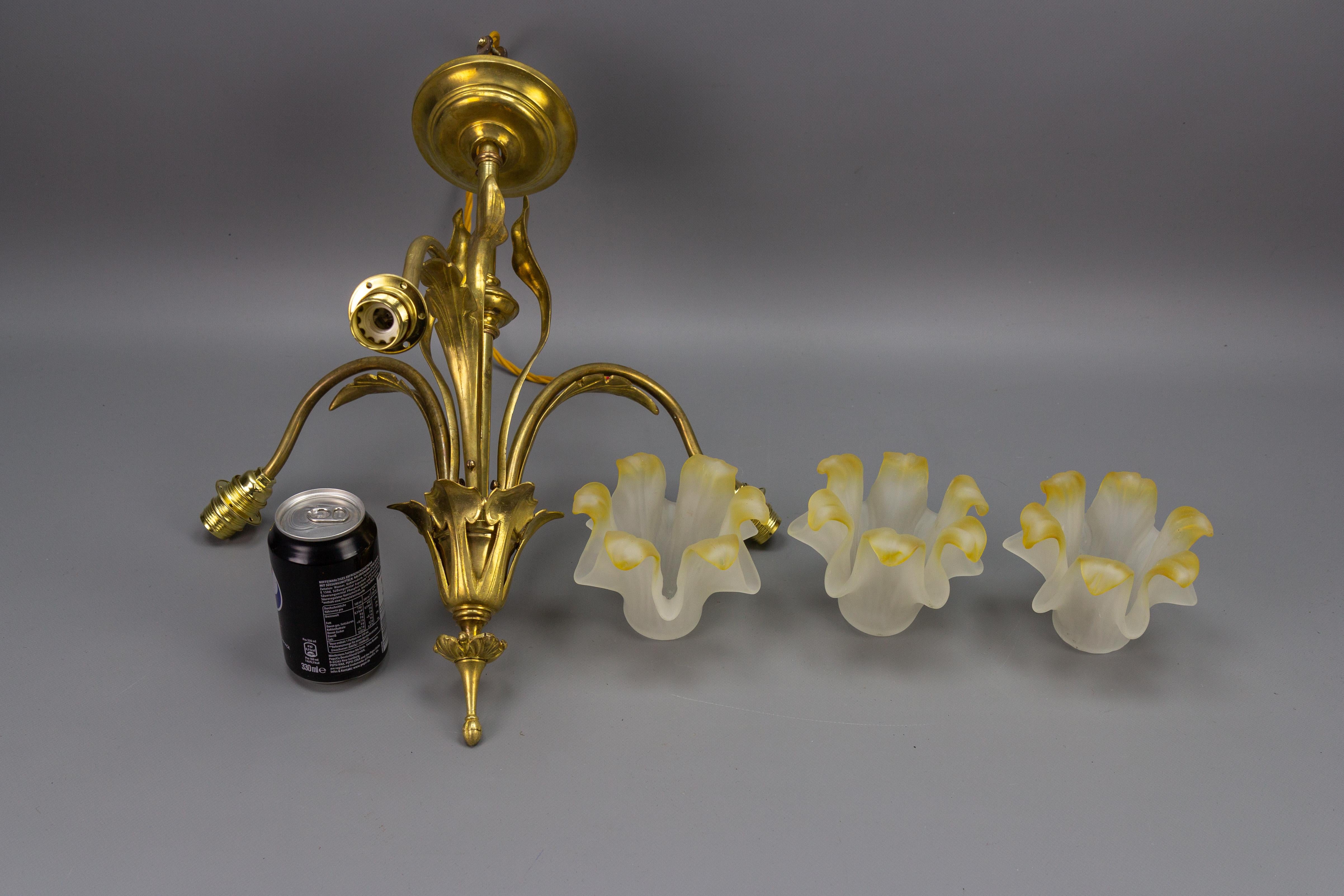 French Art Nouveau Brass and Glass Three-Light Iris-Shaped Chandelier, ca. 1910 For Sale 13