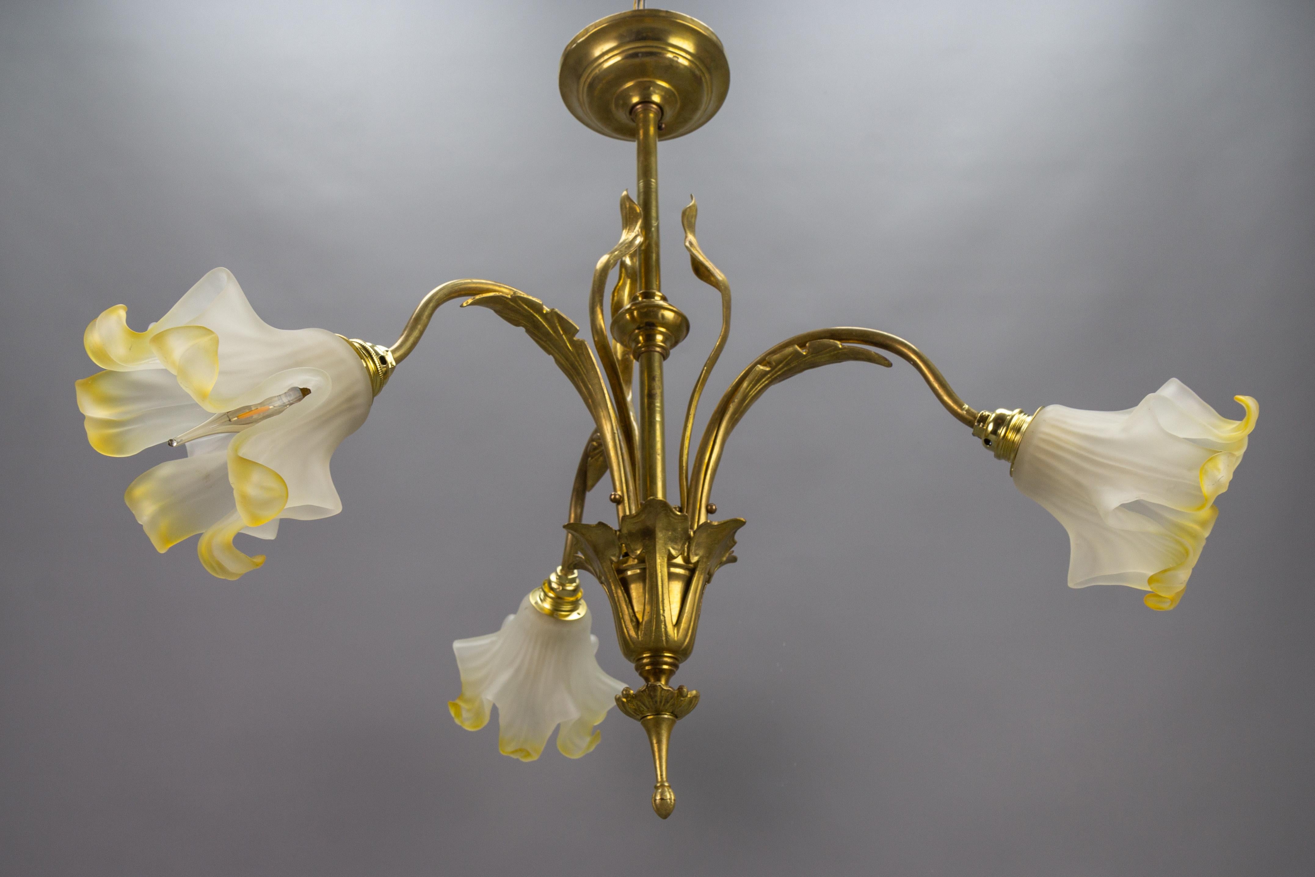 French Art Nouveau Brass and Glass Three-Light Iris-Shaped Chandelier, ca. 1910 In Good Condition For Sale In Barntrup, DE