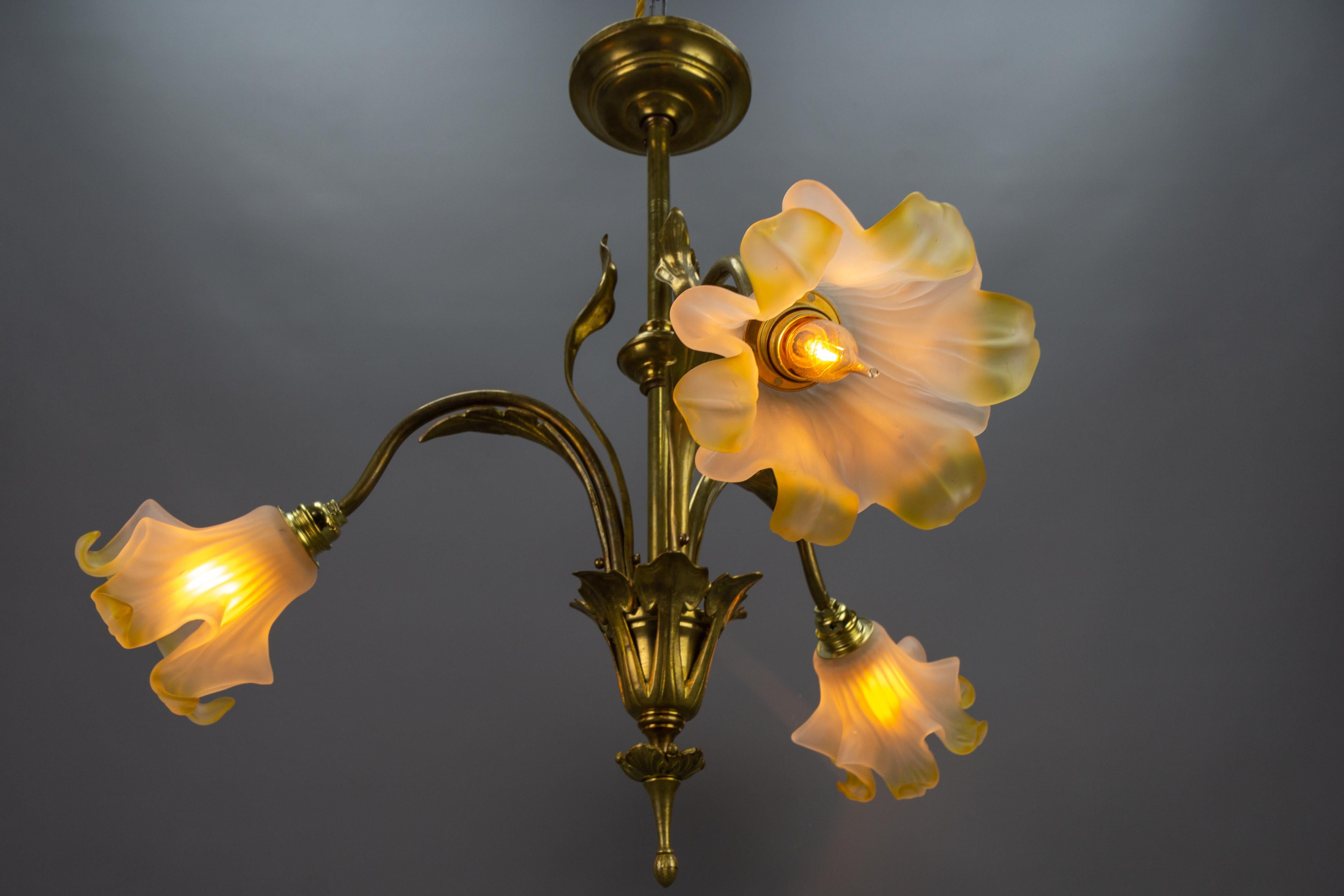 French Art Nouveau Brass and Glass Three-Light Iris-Shaped Chandelier, ca. 1910 For Sale 1
