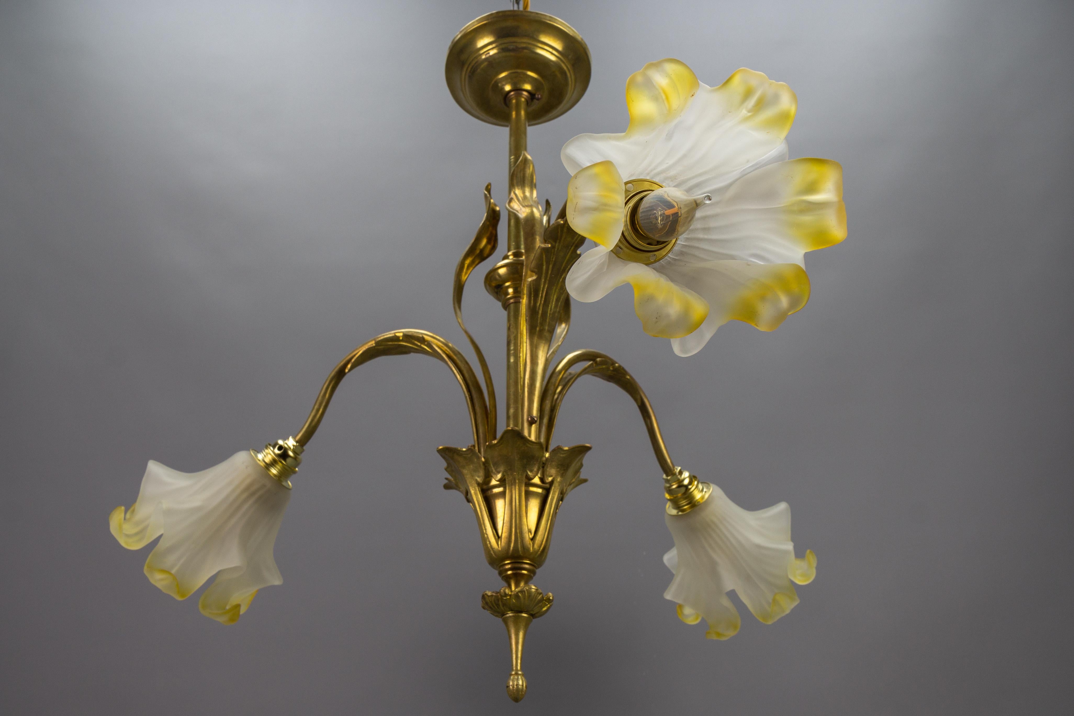 French Art Nouveau Brass and Glass Three-Light Iris-Shaped Chandelier, ca. 1910 For Sale 2