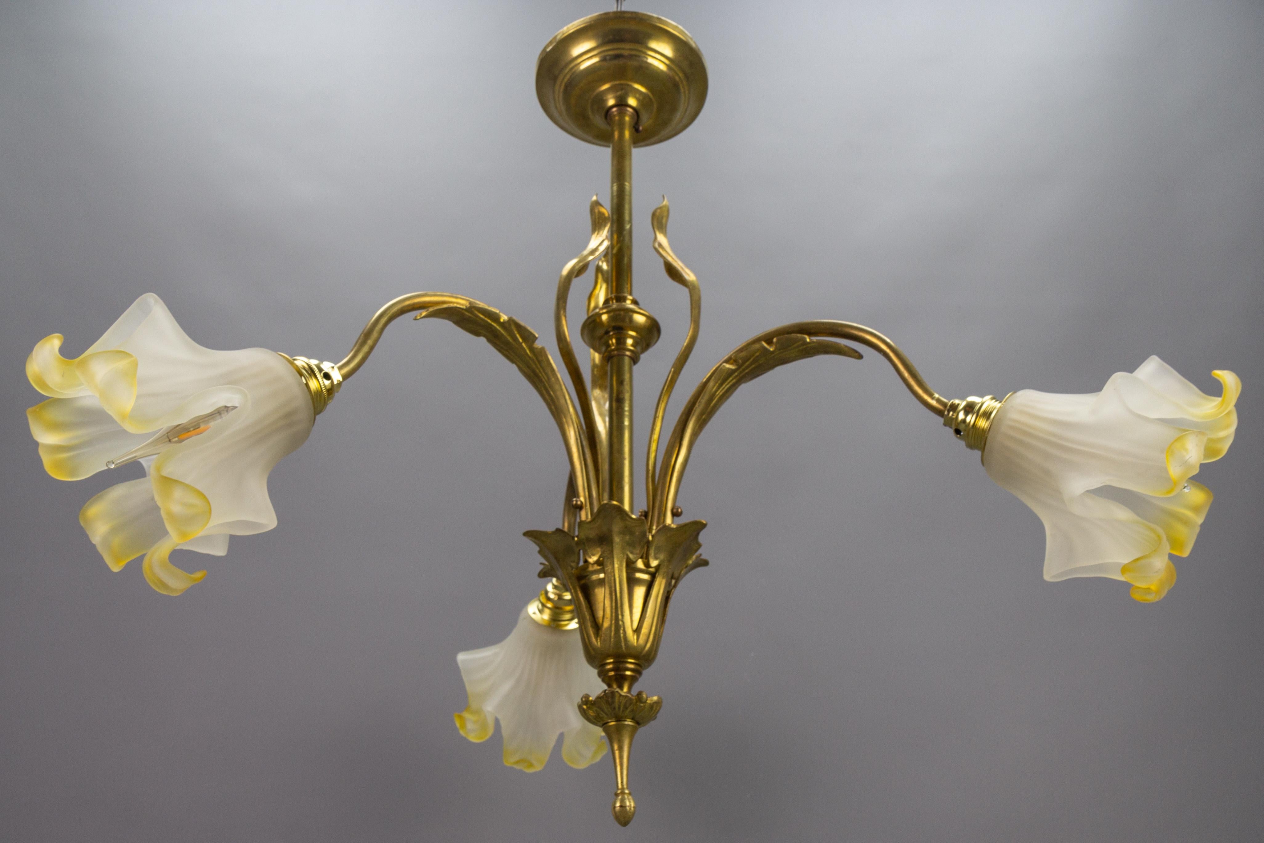 French Art Nouveau Brass and Glass Three-Light Iris-Shaped Chandelier, ca. 1910 For Sale 5