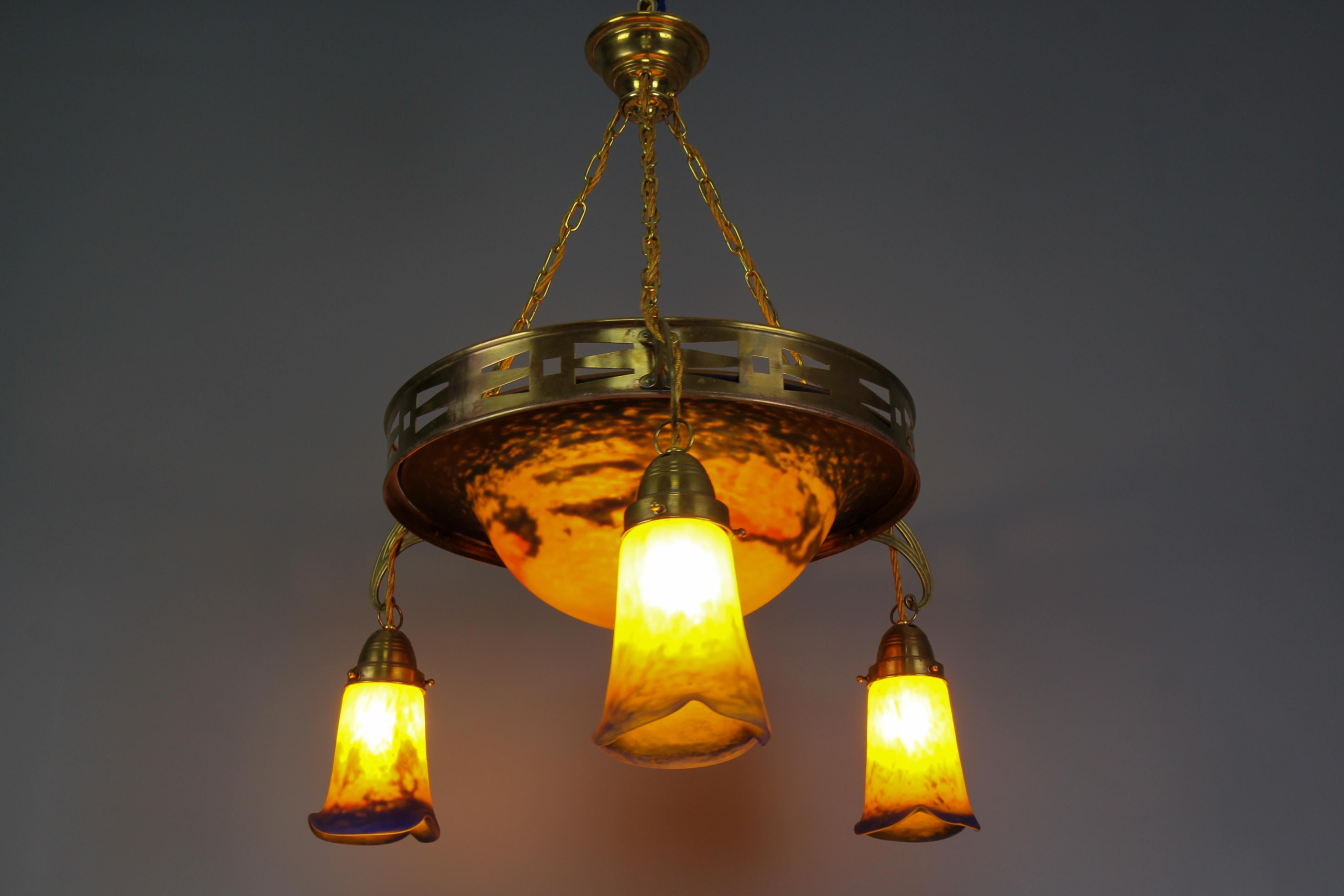 French, Art Nouveau Brass Chandelier with Pâte De Verre Glass by Noverdy, 1920s In Good Condition For Sale In Barntrup, DE