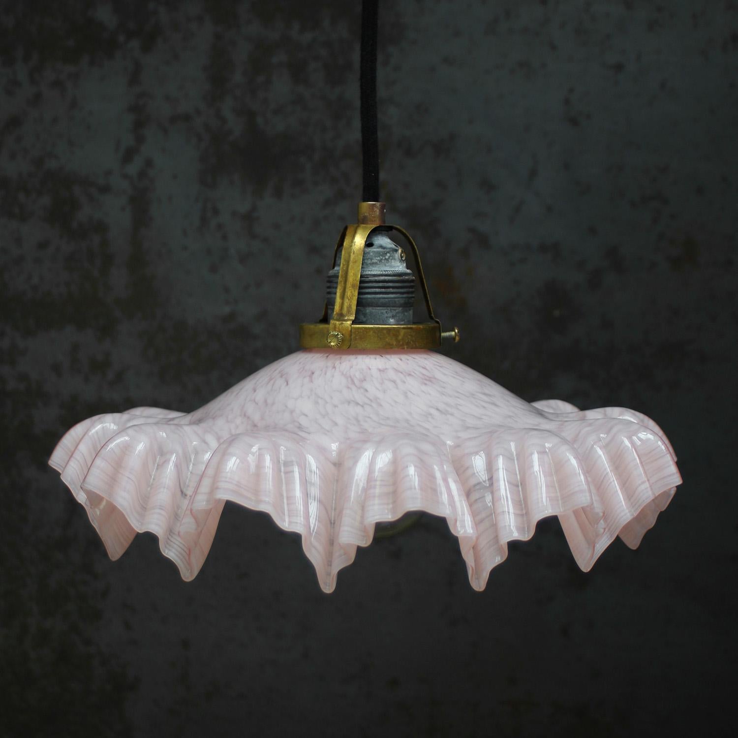 Französische Art Nouveau Clichy Messing rosa gefärbtes Glas Pendelleuchte 1920er Jahre (Art nouveau) im Angebot