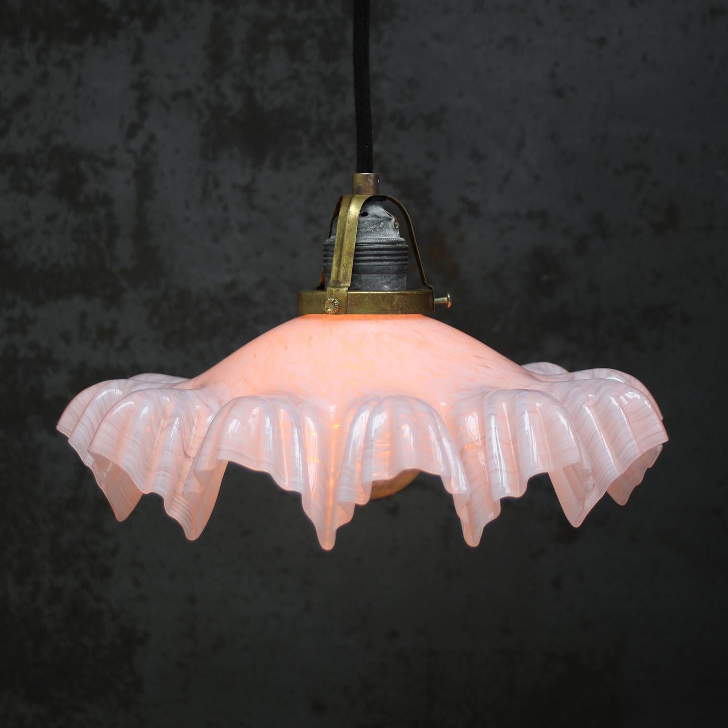 Französische Art Nouveau Clichy Messing rosa gefärbtes Glas Pendelleuchte 1920er Jahre (Mattiert) im Angebot