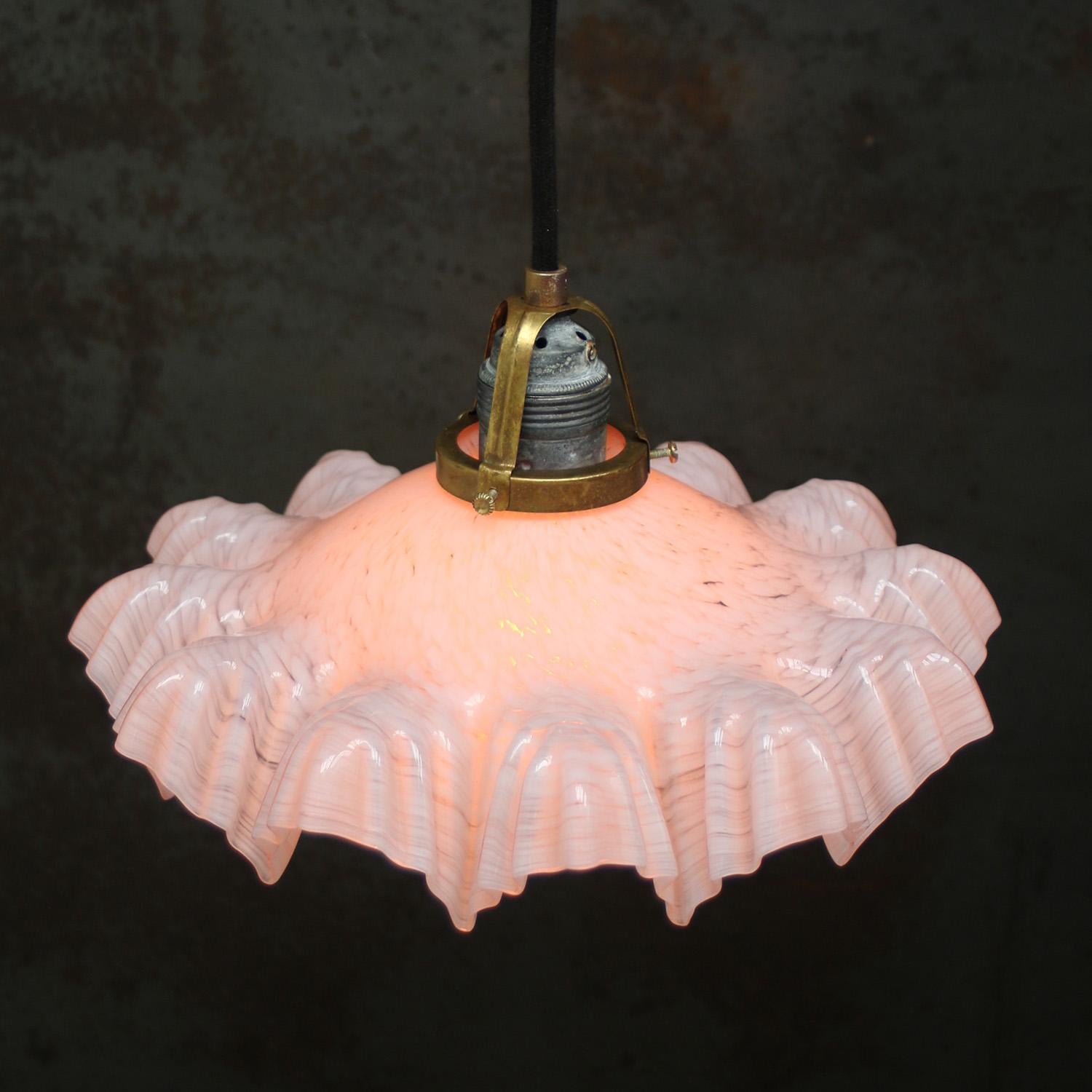 Französische Art Nouveau Clichy Messing rosa gefärbtes Glas Pendelleuchte 1920er Jahre (Frühes 20. Jahrhundert) im Angebot