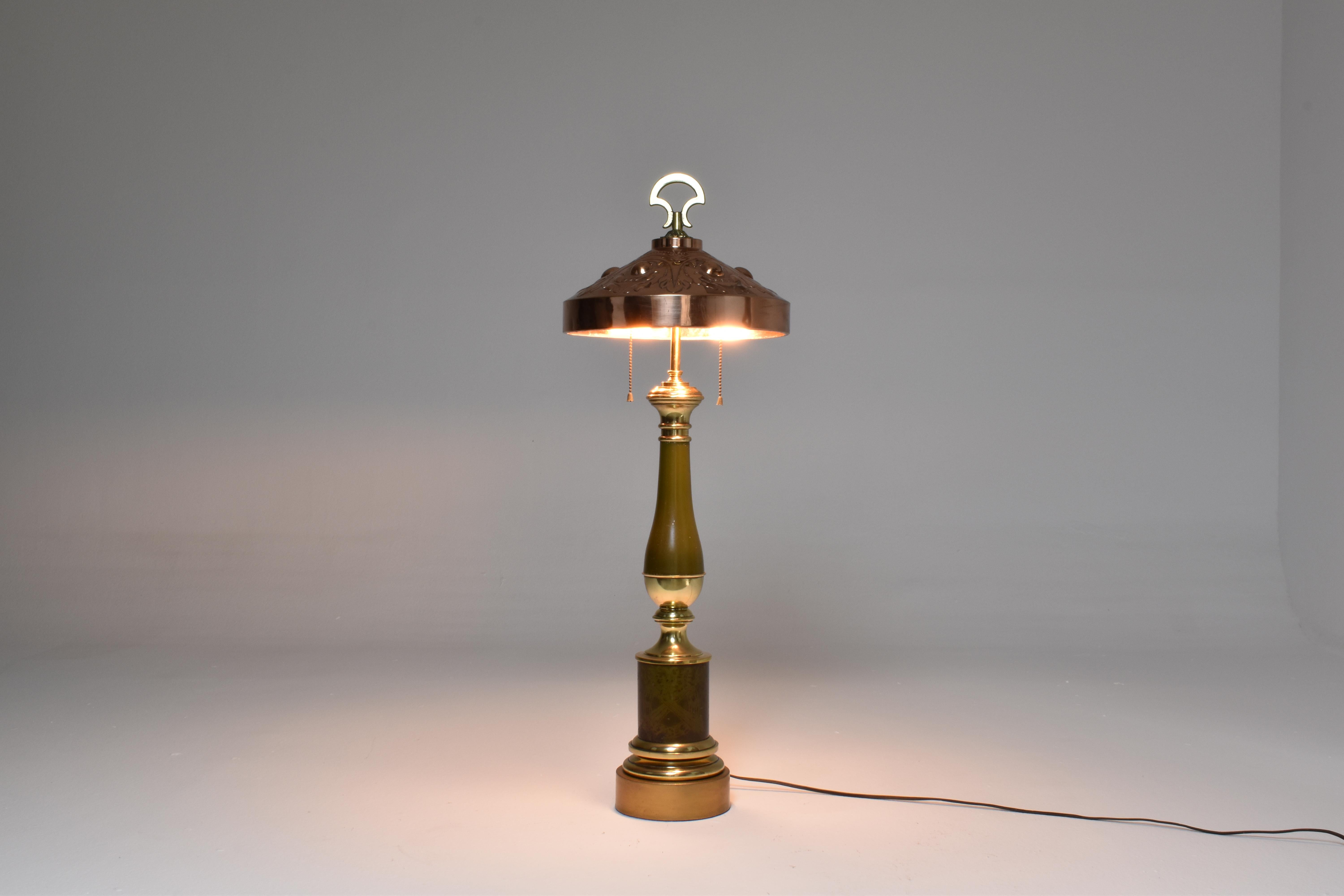 Lámpara de mesa francesa Art Nouveau de latón y cobre, años 1910-20 en Bueno estado para la venta en Paris, FR