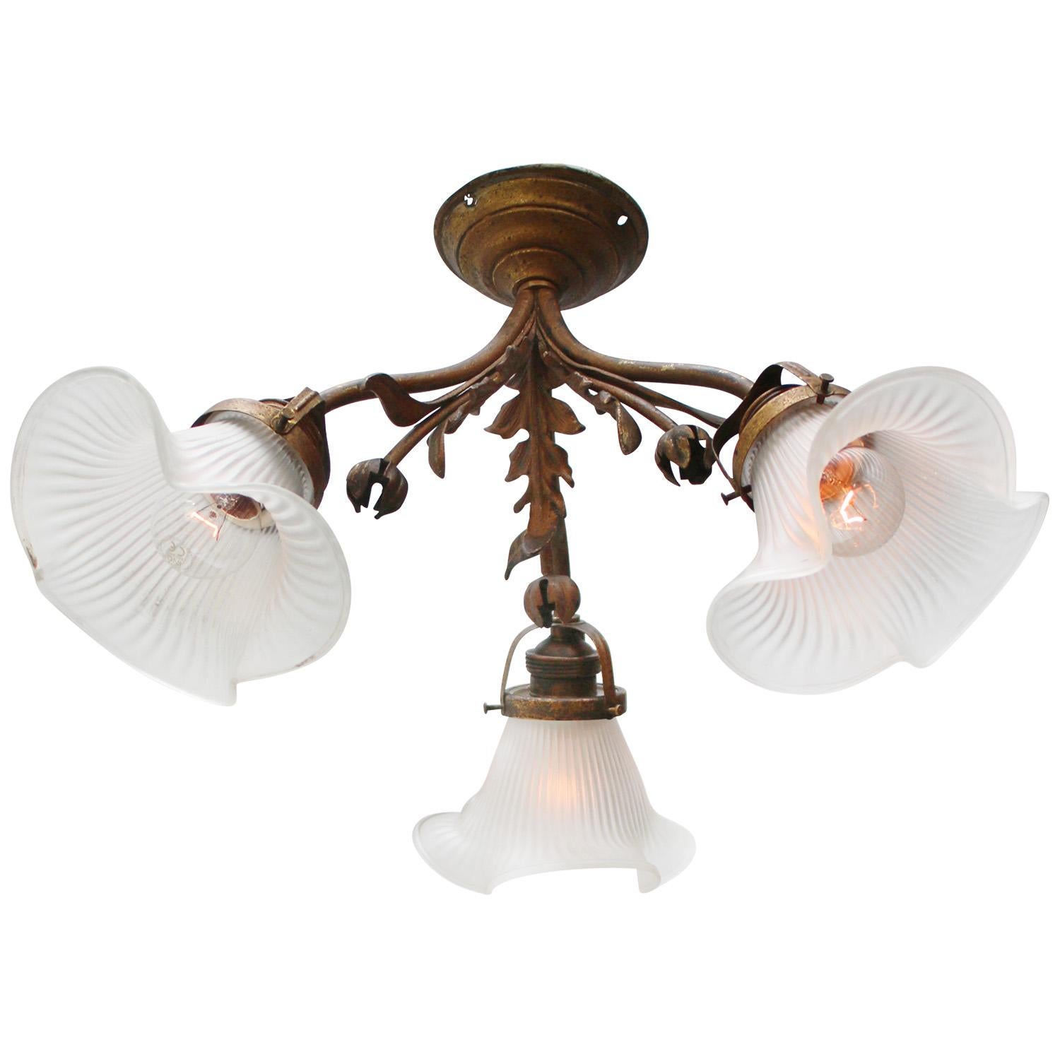 Satinato Lampada a sospensione in ottone e vetro smerigliato in stile Art Nouveau francese in vendita