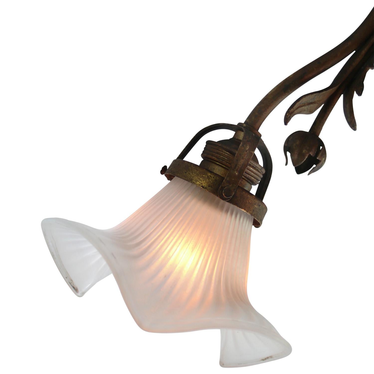 Lampada a sospensione in ottone e vetro smerigliato in stile Art Nouveau francese In condizioni buone in vendita a Amsterdam, NL