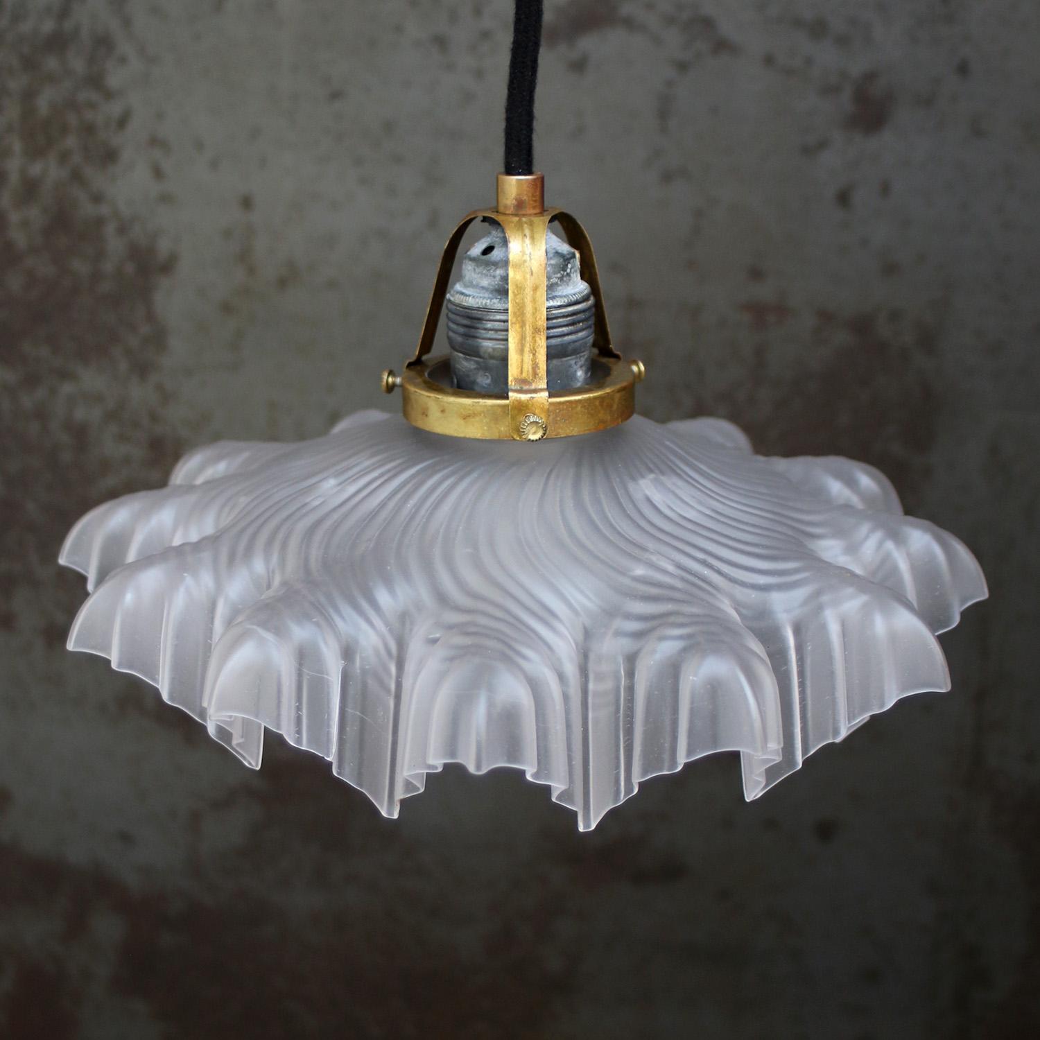 Französischer Jugendstil Messing mattiertes Glas Pendelleuchten 1920er Jahre (20. Jahrhundert) im Angebot