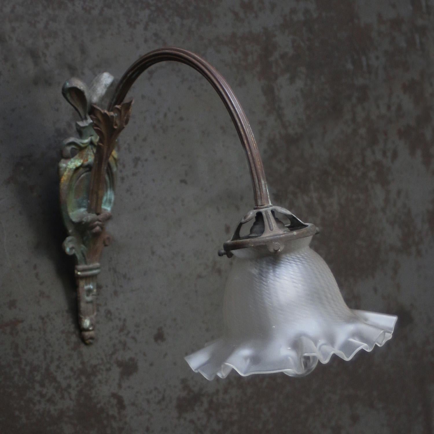 Francese Lampada a parete Art Nouveau francese in ottone e vetro smerigliato in vendita
