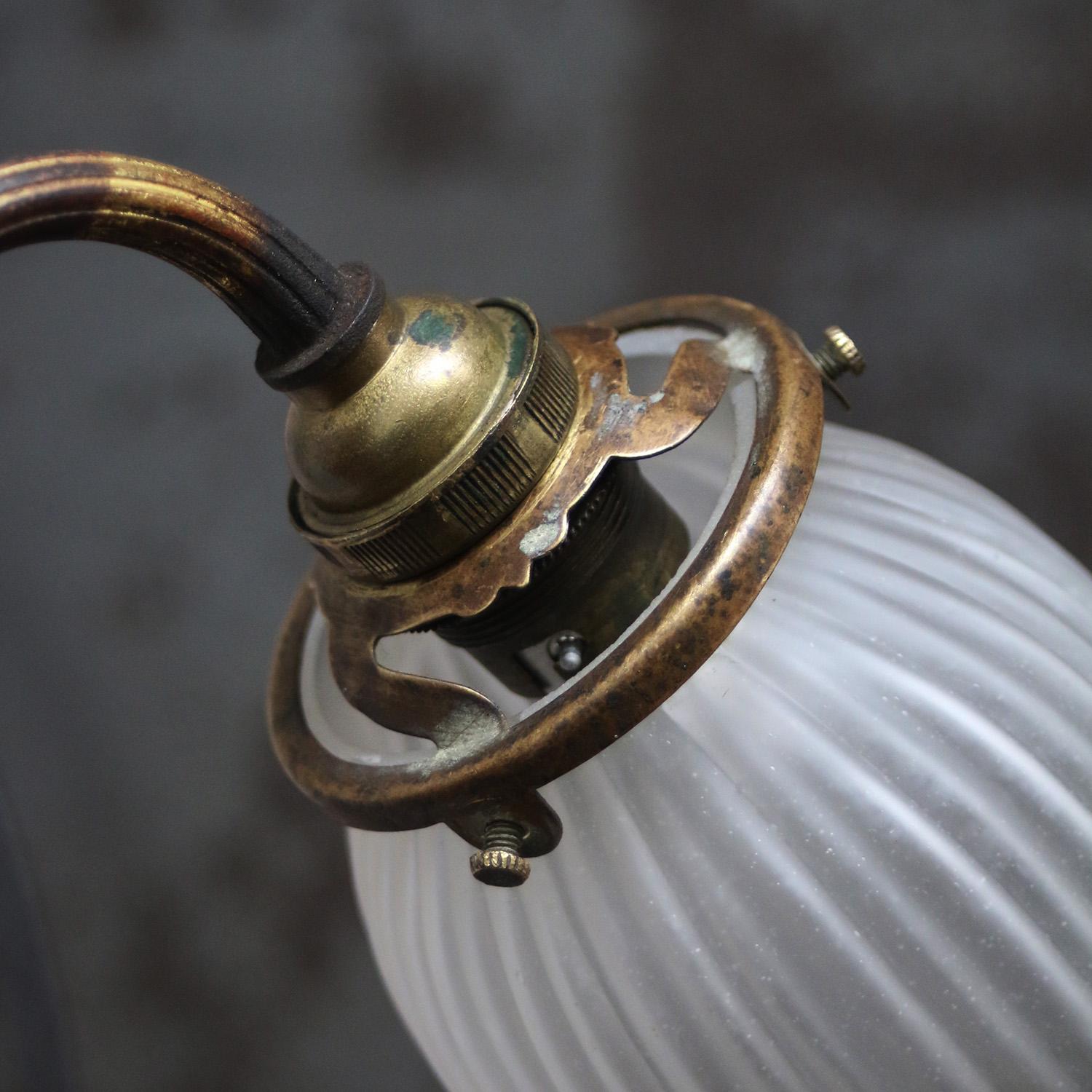Early 20th Century French Art Nouveau Brass, Frosted Glass Sconce Wall Lamp For Sale