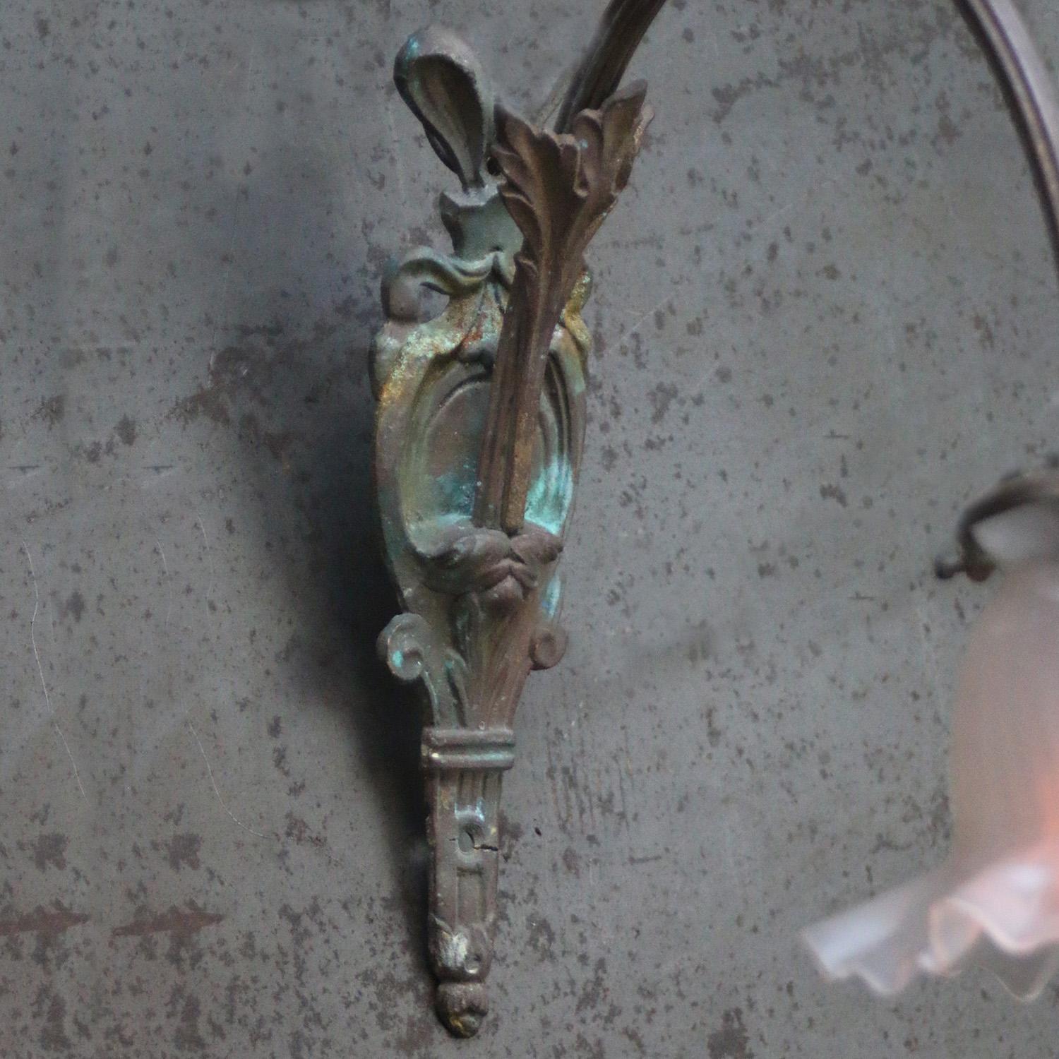 Lampada a parete Art Nouveau francese in ottone e vetro smerigliato In condizioni buone in vendita a Amsterdam, NL
