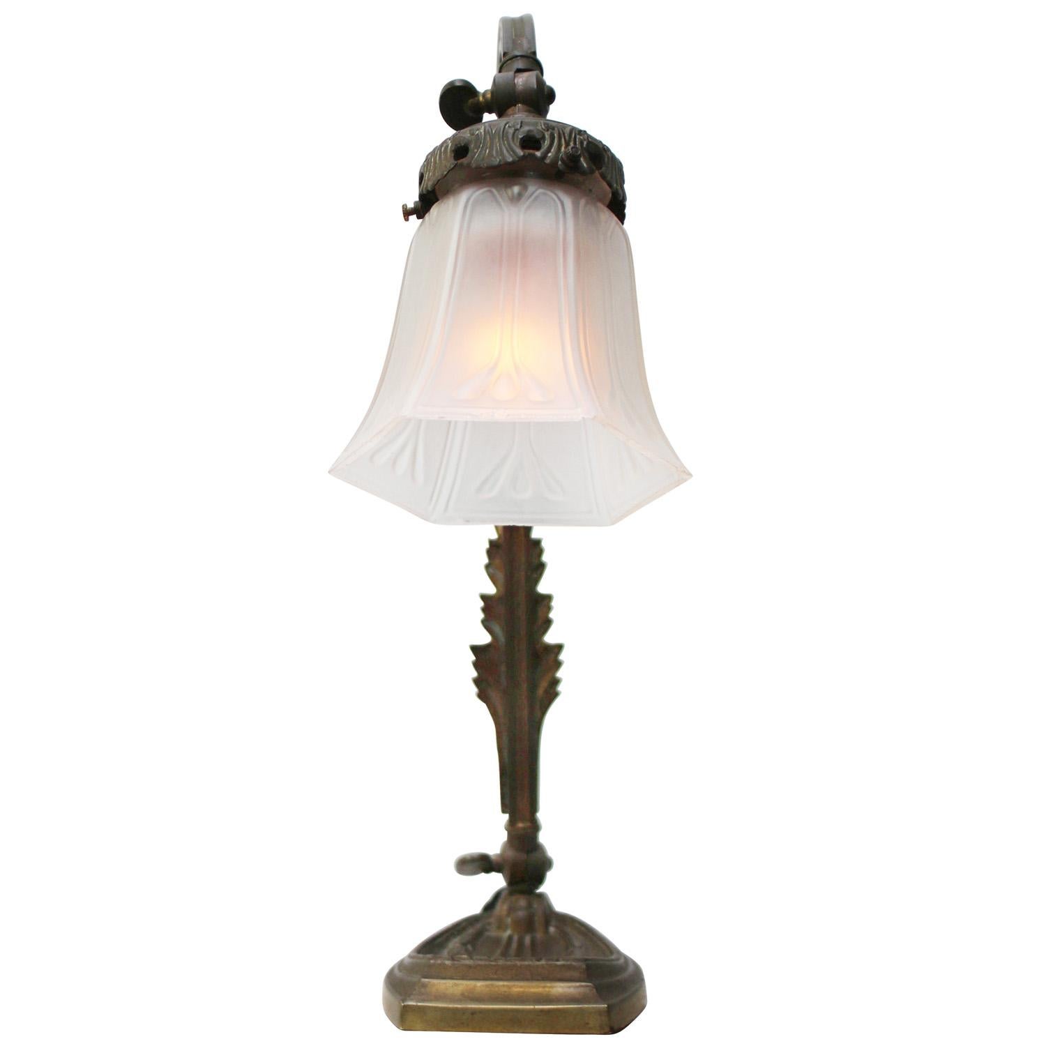 Francese Lampada da tavolo in ottone e vetro smerigliato in stile Art Nouveau francese in vendita