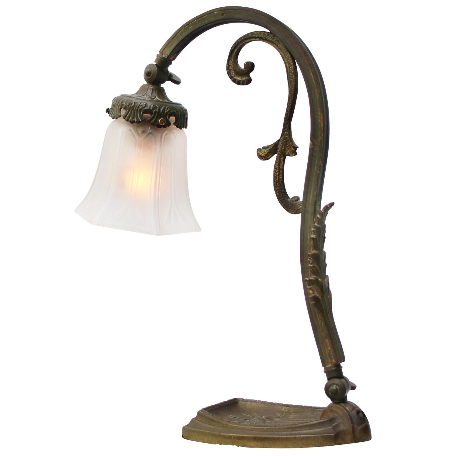 Lampada da tavolo in ottone e vetro smerigliato in stile Art Nouveau francese In condizioni buone in vendita a Amsterdam, NL