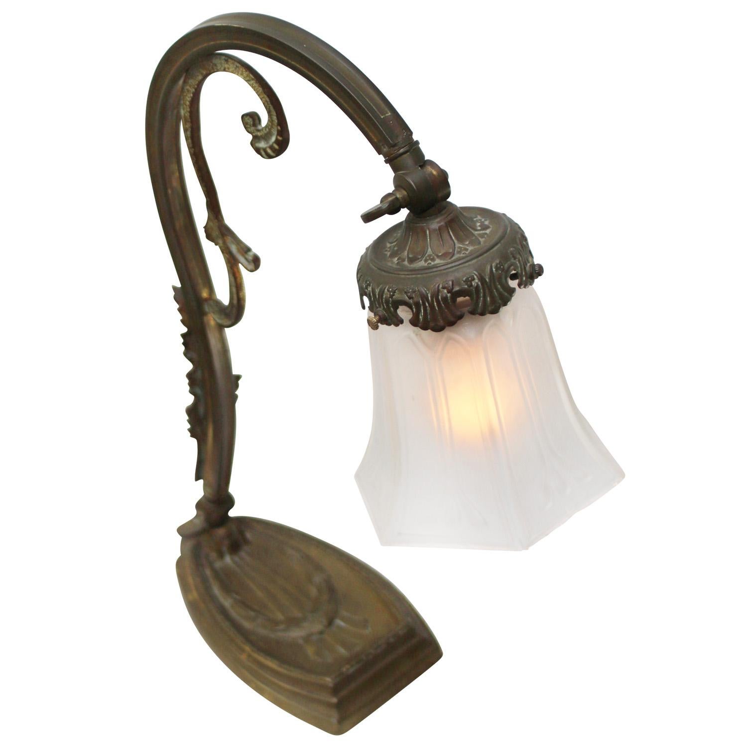 Inizio XX secolo Lampada da tavolo in ottone e vetro smerigliato in stile Art Nouveau francese in vendita