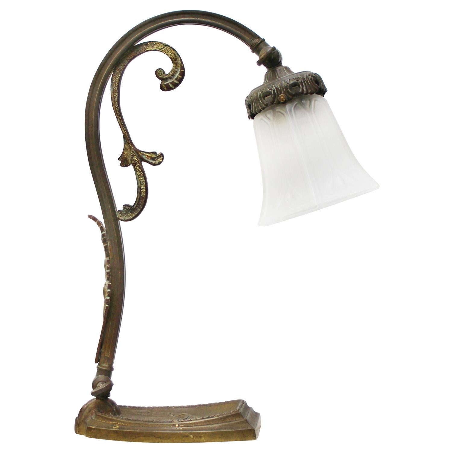 Ottone Lampada da tavolo in ottone e vetro smerigliato in stile Art Nouveau francese in vendita