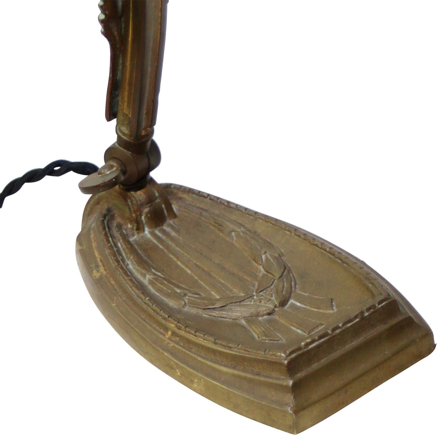 Lampada da tavolo in ottone e vetro smerigliato in stile Art Nouveau francese in vendita 1