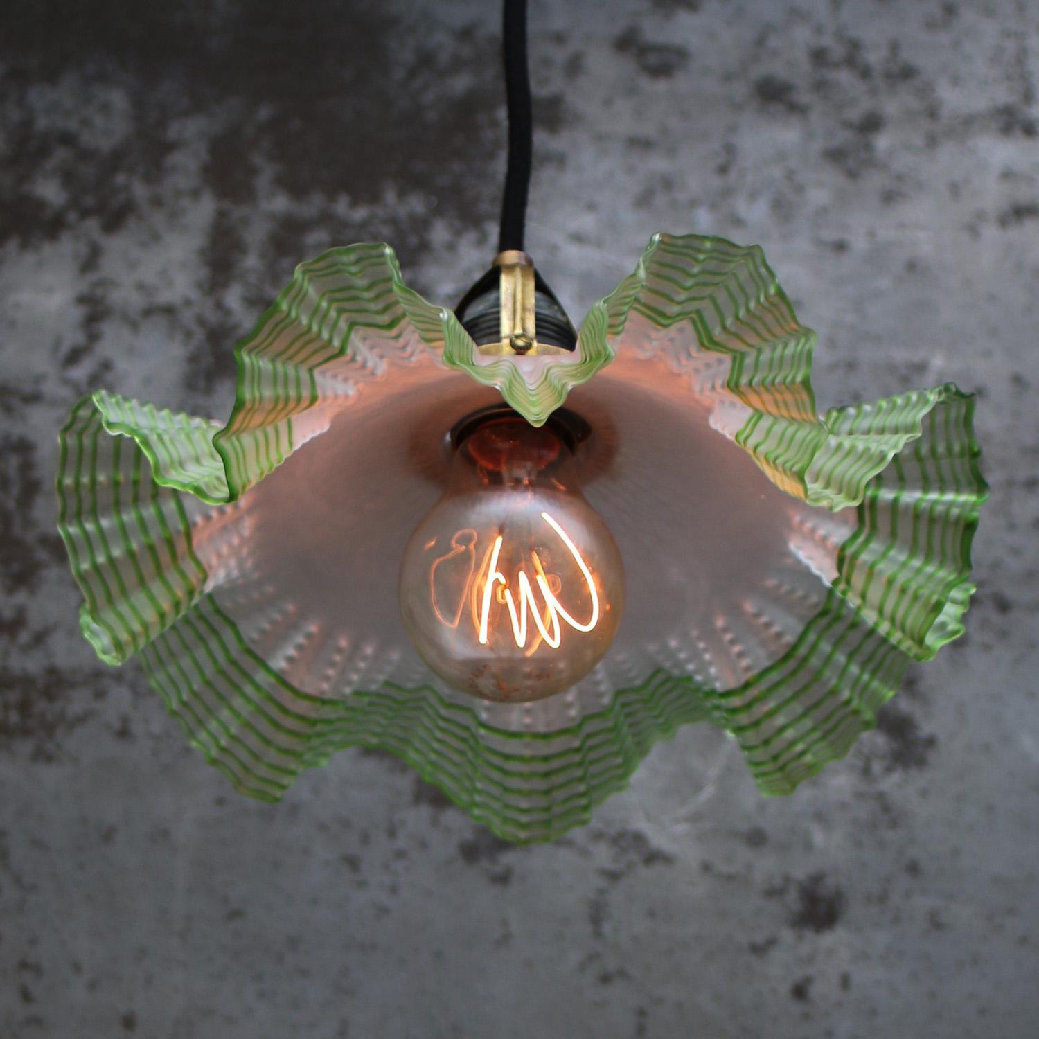 Lámpara francesa de cristal Art Nouveau
Portalámparas de latón con pantalla de cristal verde satinado.

Cable de algodón negro de 2 metros / 80 pulgadas.

Peso: 0,50 kg / 1,1 lb

Precio por unidad. Todas las lámparas se han adecuado a las normas