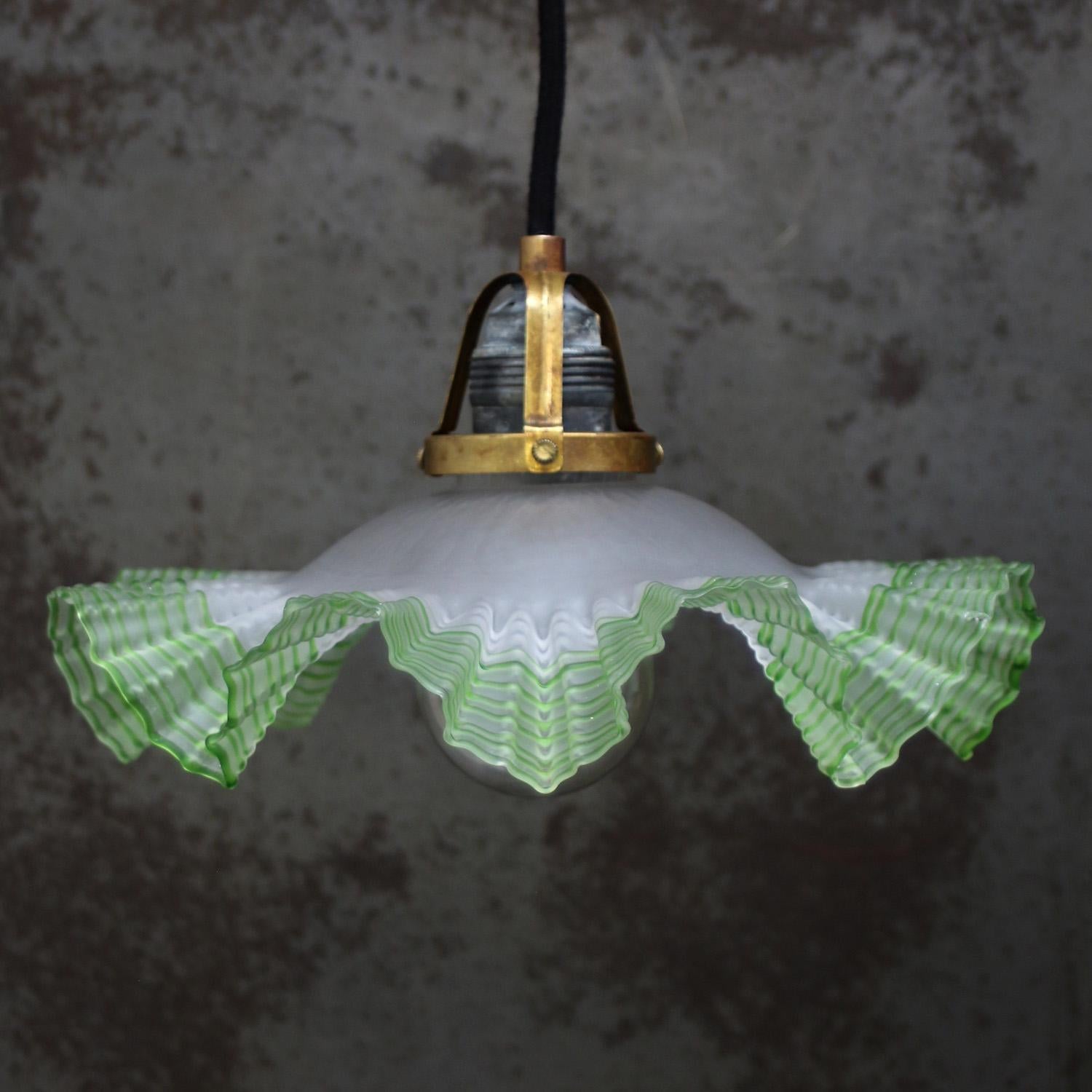 Lámpara colgante francesa Art Nouveau de latón verde satinado años 20 en Bueno estado para la venta en Amsterdam, NL