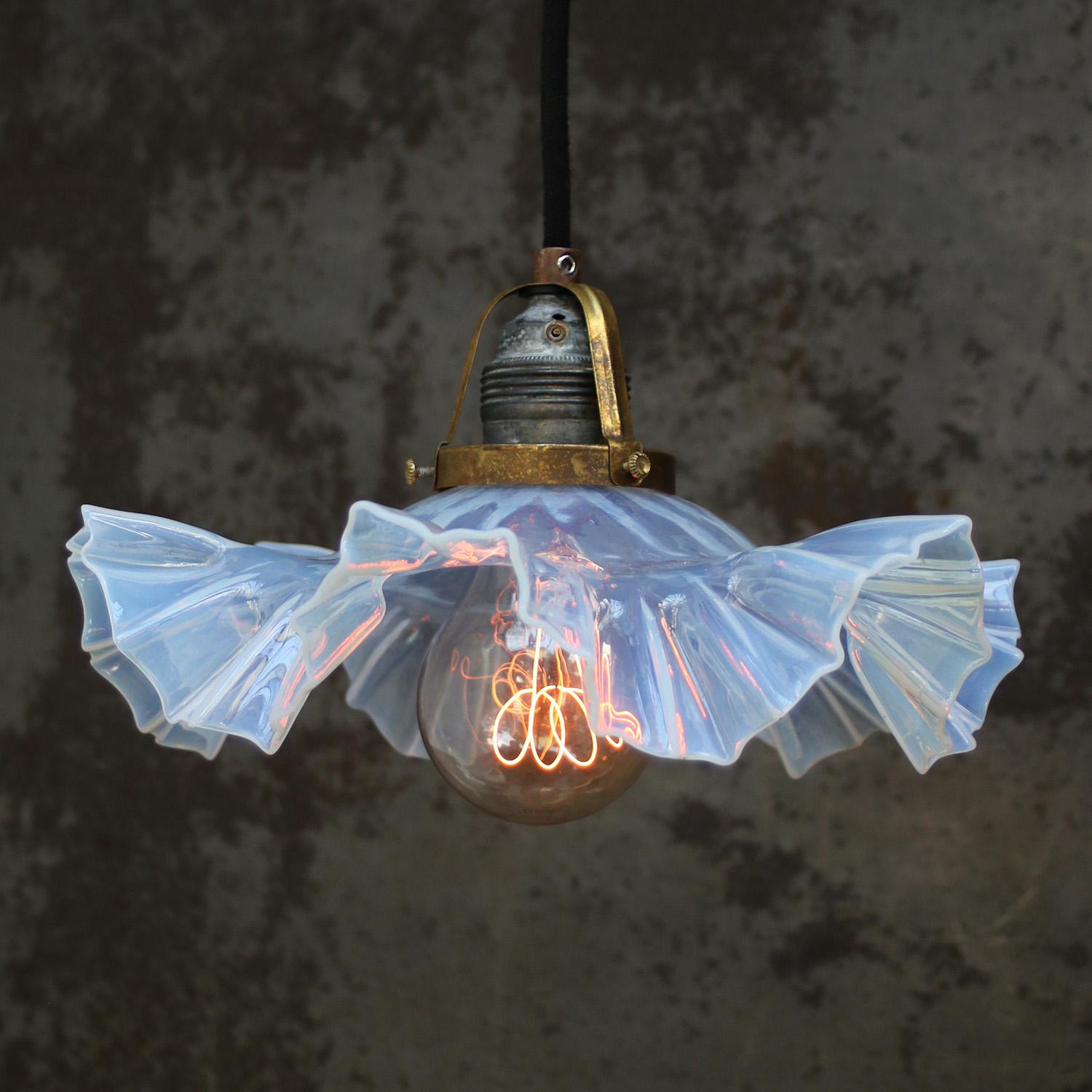 Lampada in vetro Art Nouveau francese
Portalampada in ottone con paralume in vetro opalescente blu perla.

Peso: 0,50 kg / 1,1 lb

Prezzo per singolo articolo. Tutte le lampade sono state rese idonee dagli standard internazionali per le lampadine a