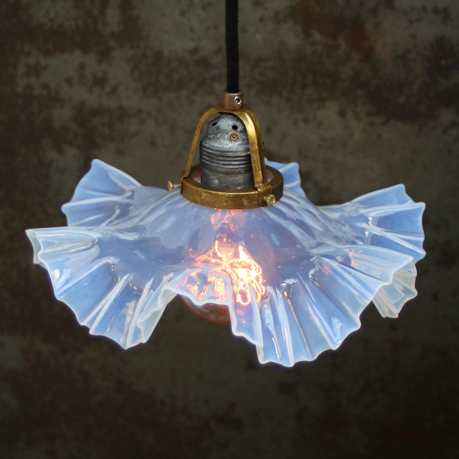 Lampade a sospensione in ottone opalescente con vetro blu opalescente degli anni venti In condizioni buone in vendita a Amsterdam, NL