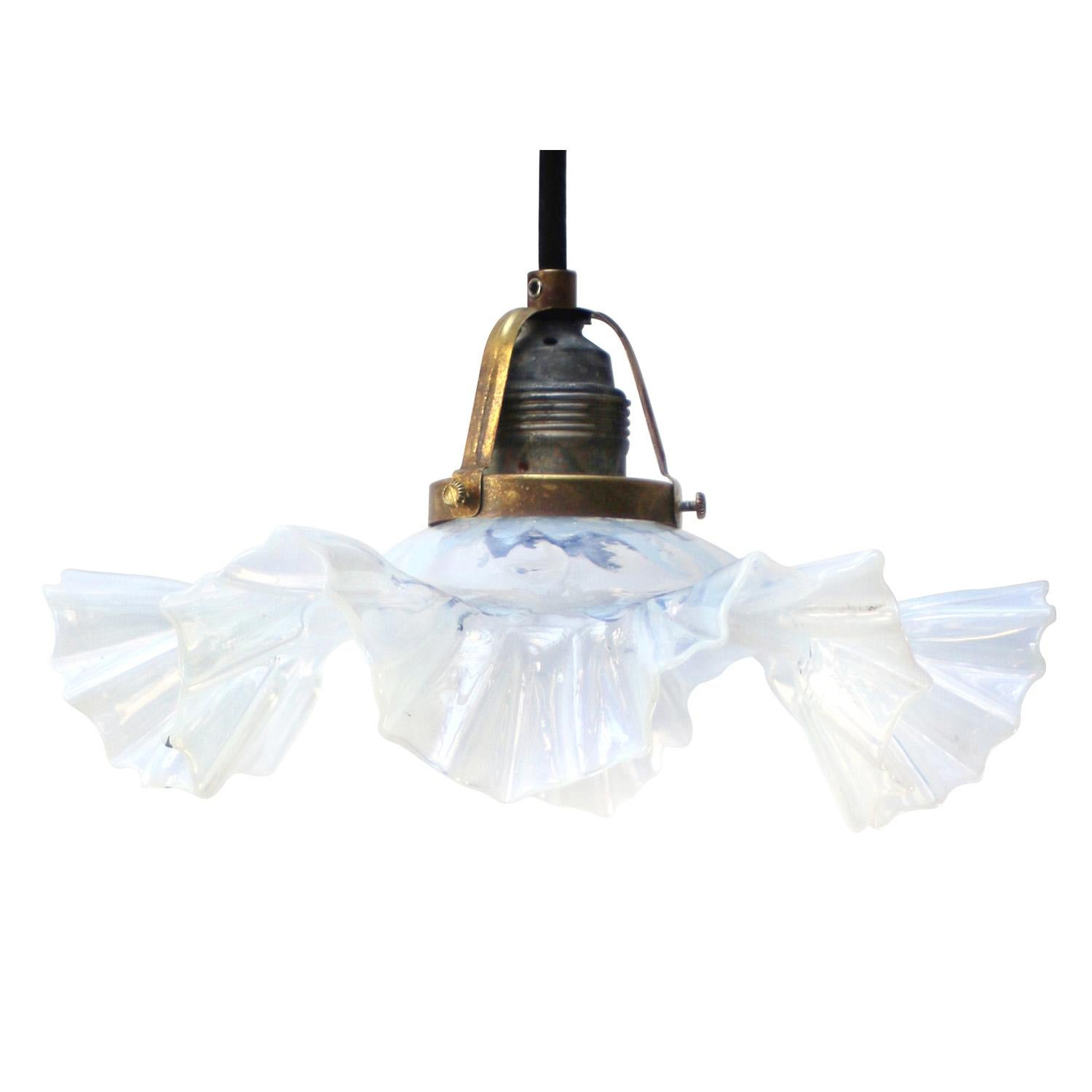 XX secolo Lampade a sospensione in ottone opalescente con vetro blu opalescente degli anni venti in vendita