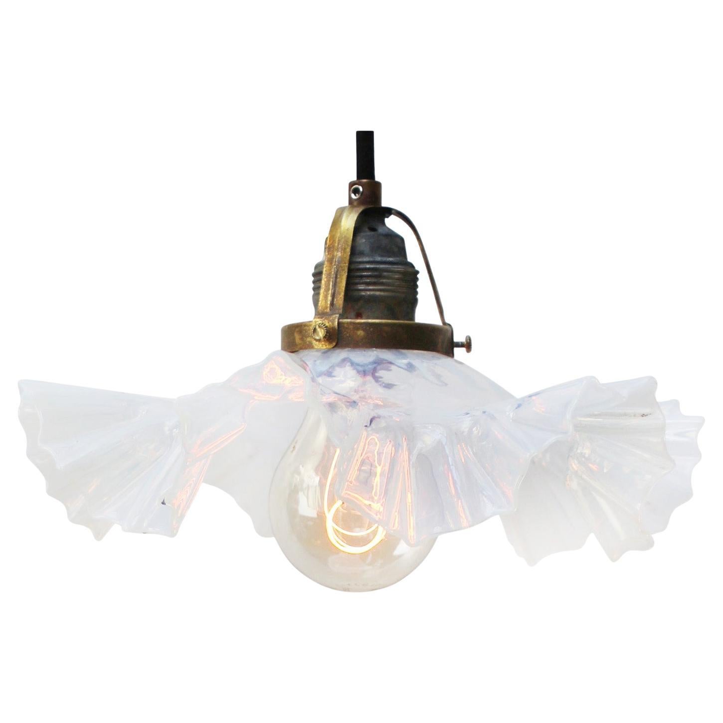 Lampade a sospensione in ottone opalescente con vetro blu opalescente degli anni venti in vendita