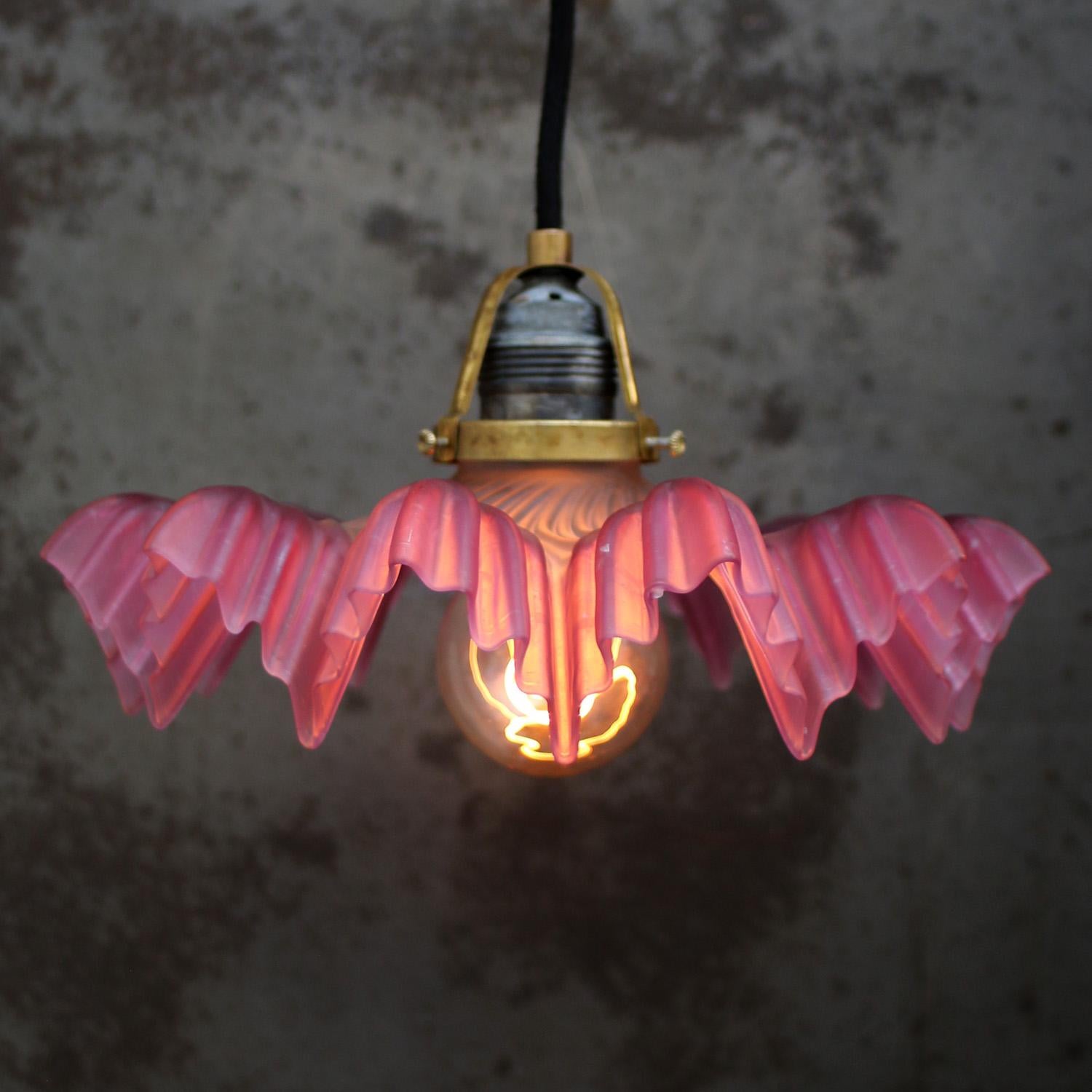 Lámpara francesa de cristal Art Nouveau
Portalámparas de latón con pantalla de cristal rosa.

Cable de algodón negro de 2 metros / 80 pulgadas.

Peso: 0,80 kg / 1,8 lb

Precio por unidad. Todas las lámparas se han adecuado a las normas