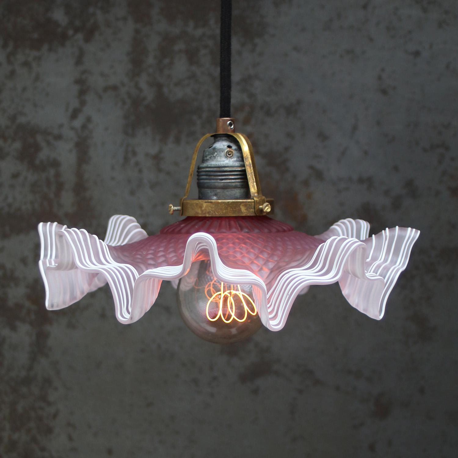 Lampe en verre Art Nouveau
Support d'ampoule en laiton avec abat-jour en verre rose et blanc.

2 mètres / 80 pouces de fil de coton noir.

Poids : 0,60 kg / 1,3 lb

Le prix est fixé par article individuel. Toutes les lampes ont été rendues conformes