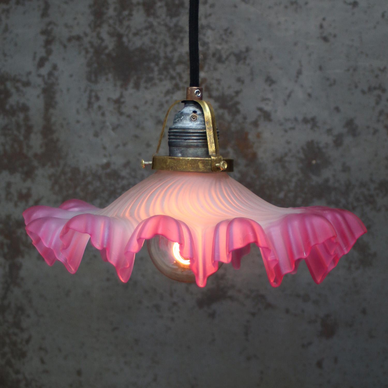 Lampe en verre Art Nouveau
Porte-ampoule en laiton avec abat-jour en verre rose.

2 mètres / 80 pouces de fil de coton noir.

Poids : 0,70 kg / 1,5 lb

Le prix est fixé par article individuel. Toutes les lampes ont été rendues conformes aux normes
