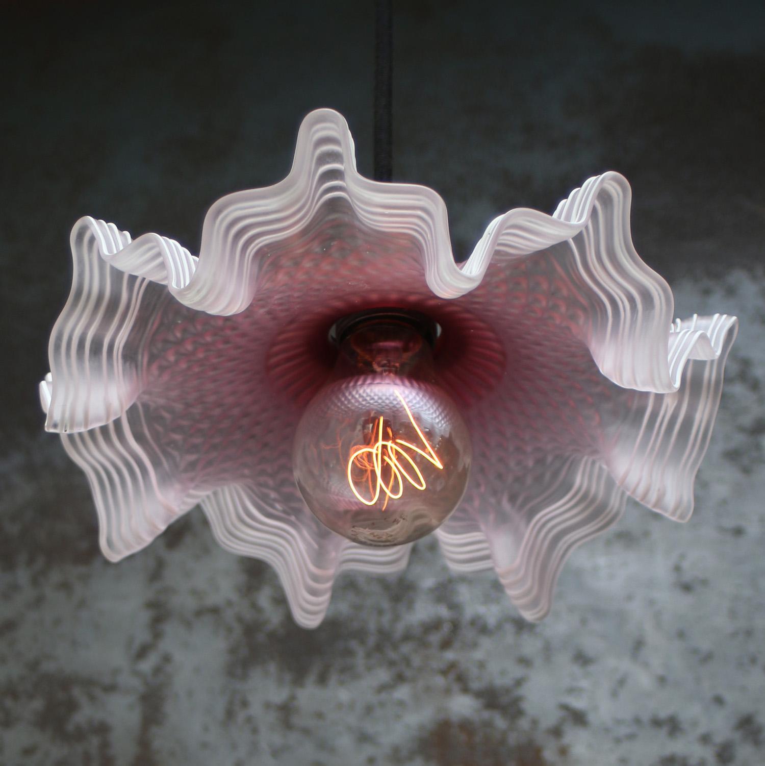 Français Pendentif Art Nouveau en laiton rose et verre satiné 1920s en vente