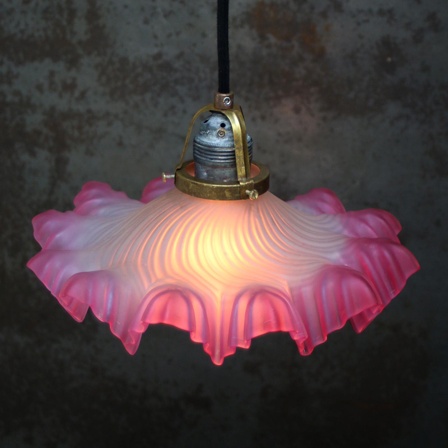 Dépoli Pendentif Art Nouveau en laiton rose et verre satiné 1920s en vente