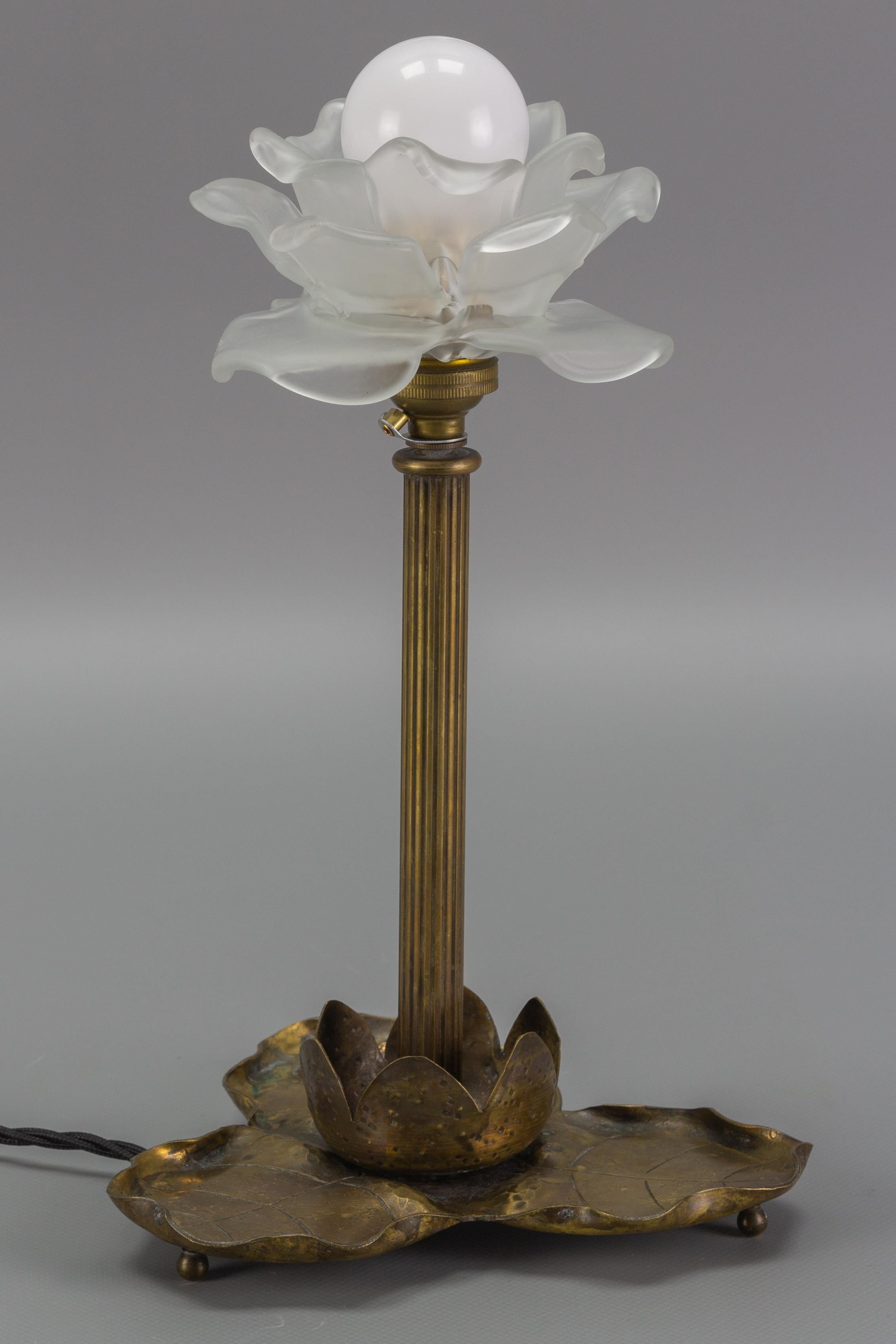 Französische Jugendstil-Tischlampe aus Messing mit Frosch, 1930er Jahre im Angebot 8
