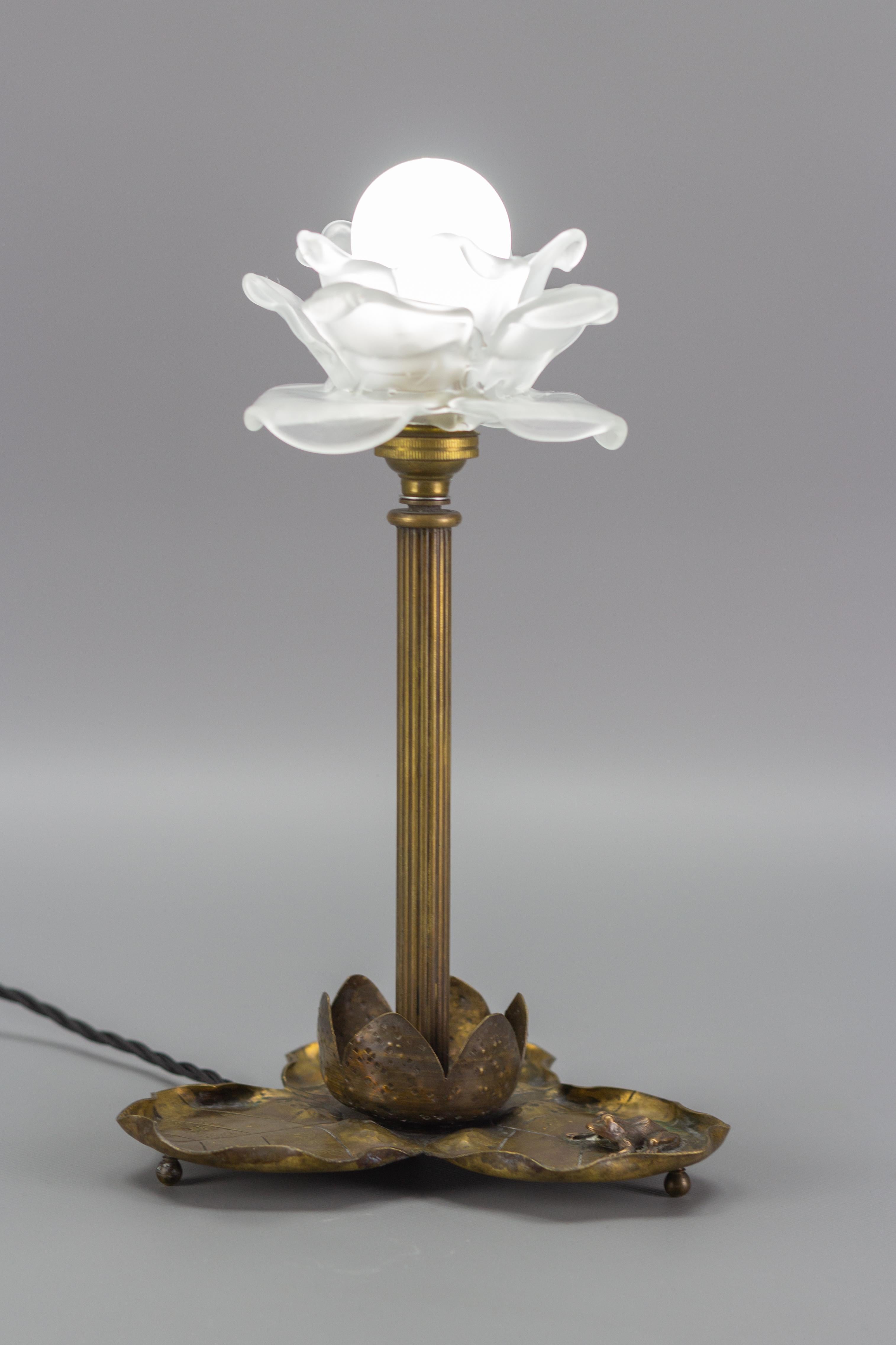 Französische Jugendstil-Tischlampe aus Messing mit Frosch, 1930er Jahre im Angebot 13