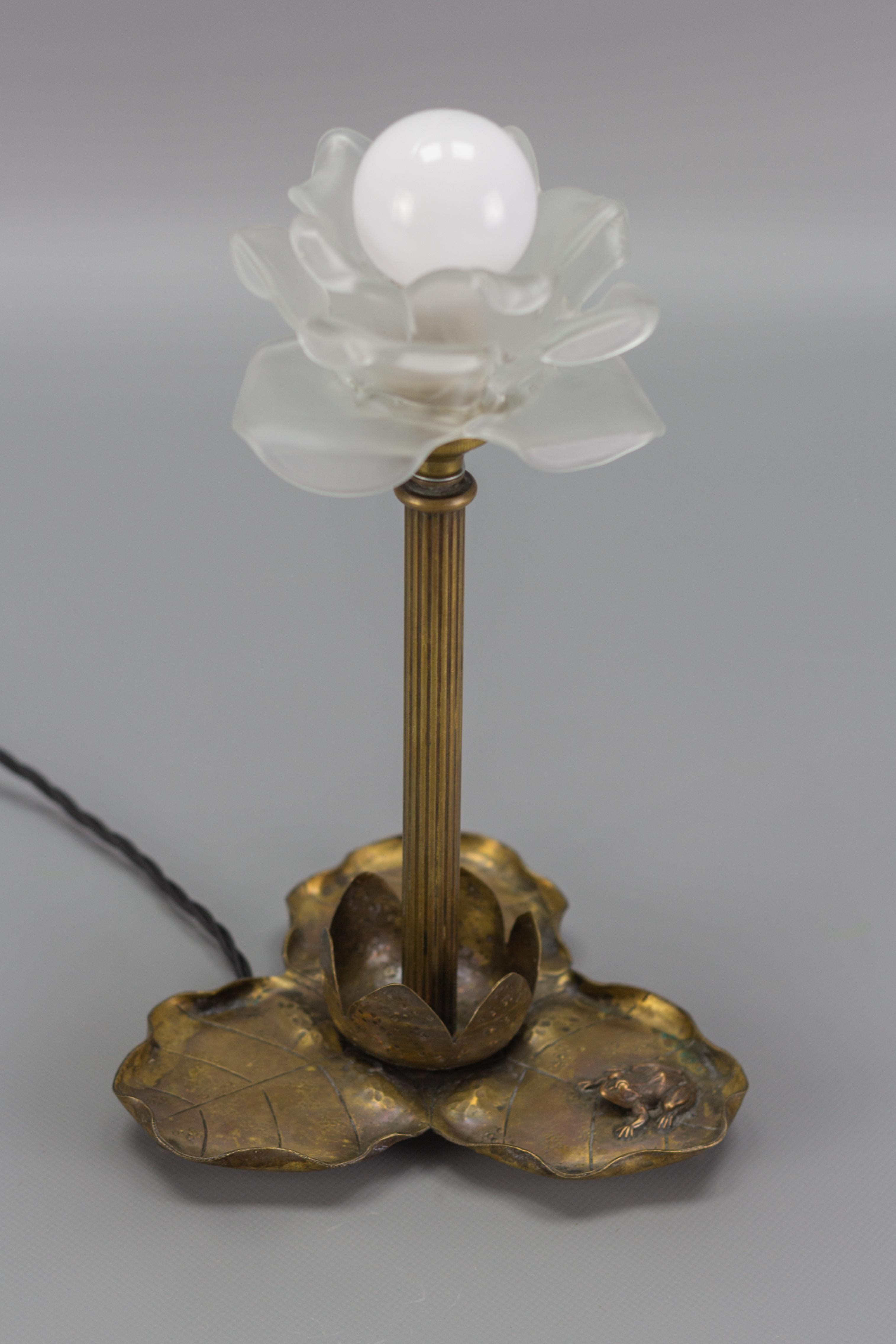 French Art Nouveau Brass Table Lamp with Frog, 1930s In Good Condition For Sale In Barntrup, DE