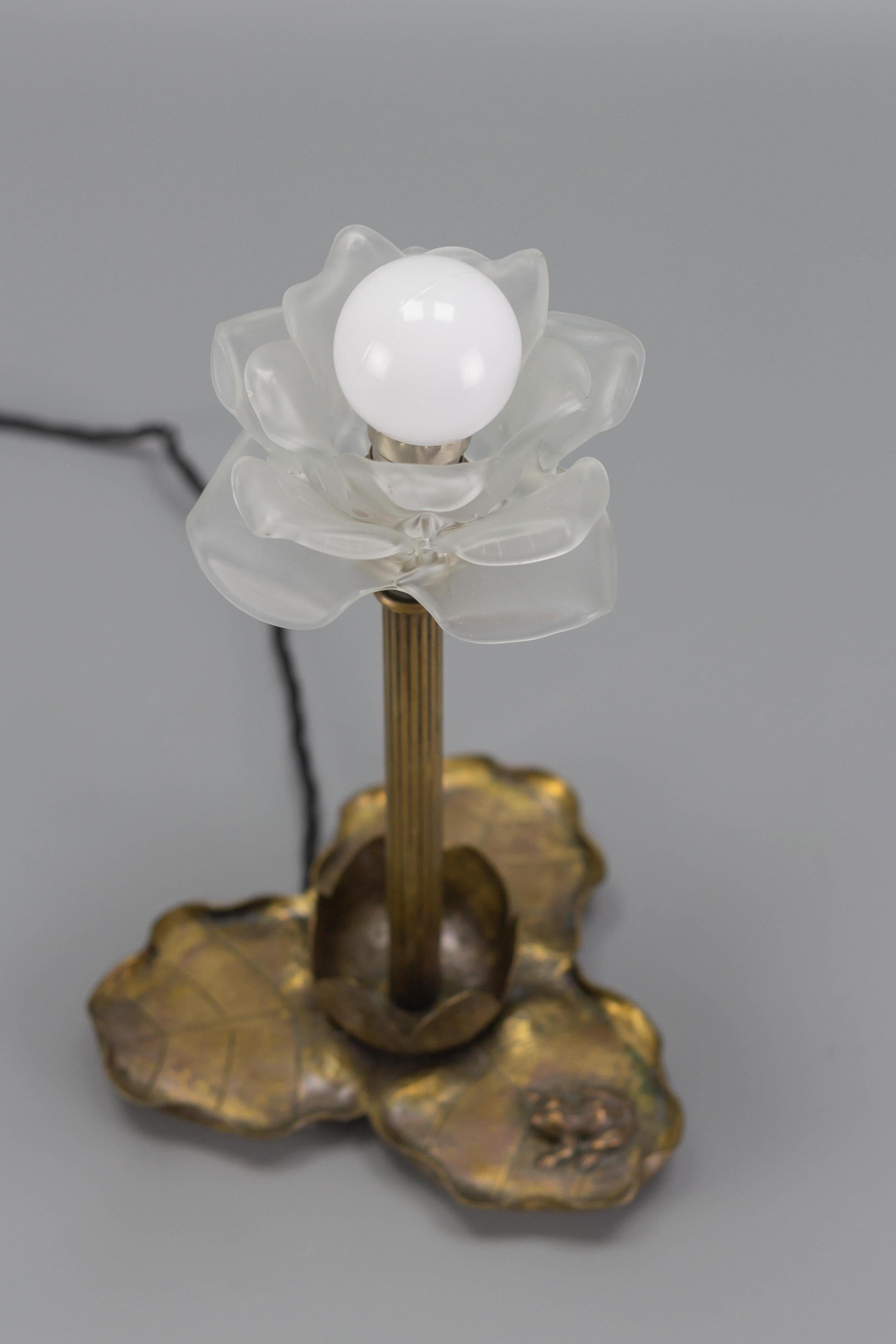 Französische Jugendstil-Tischlampe aus Messing mit Frosch, 1930er Jahre im Zustand „Gut“ im Angebot in Barntrup, DE