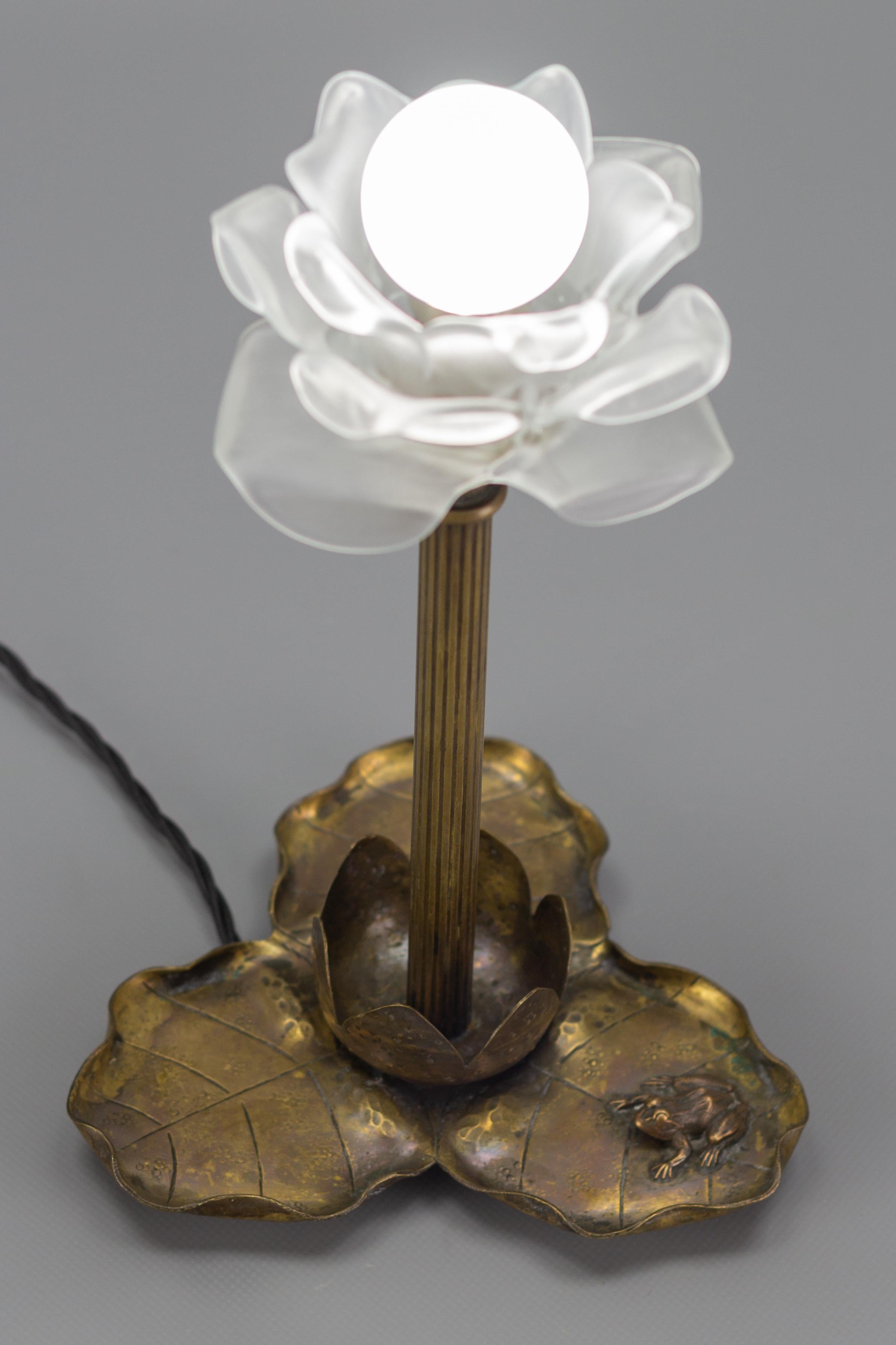 Französische Jugendstil-Tischlampe aus Messing mit Frosch, 1930er Jahre (Mitte des 20. Jahrhunderts) im Angebot